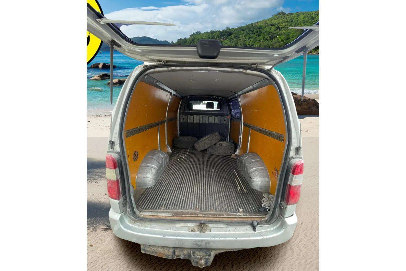 Toyota Hiace 2006 2,5 D-4D 90 4ov - | YritysOutlet - Myydään vain yrityksille | Hyvin huollettu | Halpa hinta |