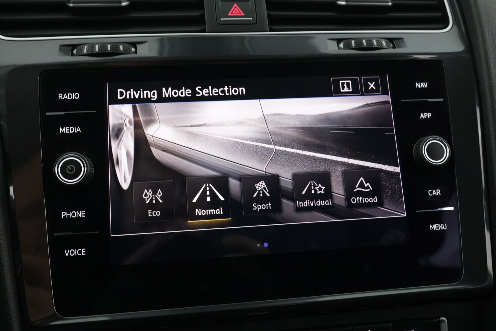 Volkswagen Golf 2017 Variant Alltrack 1,8 TSI 132 kW (180 hv) 4MOTION DSG-automaatti / Webasto / Koukku / Digimittaristo / P.Kamera / ACC - Juuri huollettu / Kahdet renkaat / Neliveto / 2x Avain