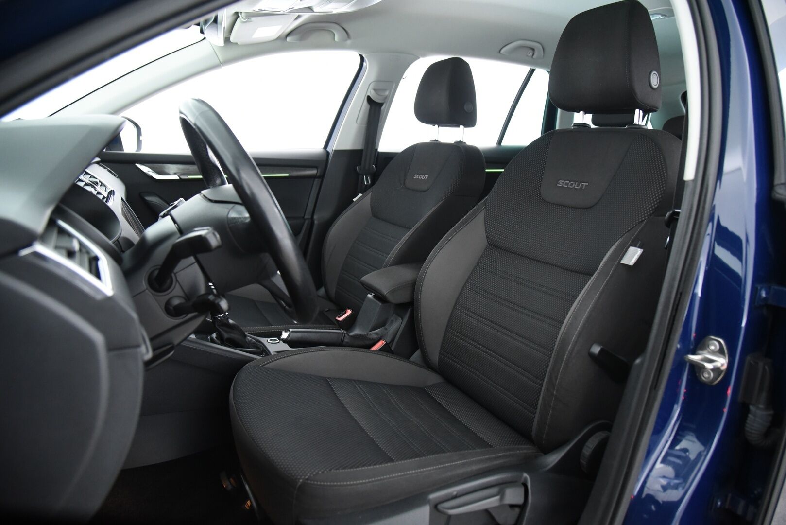 Skoda Octavia 2018 Combi 2,0 TDI 184 4x4 Scout DSG Aut. / Adapt. vak. / Webasto / Vetokoukku / P-Kamera / BLIS / Keyless / LED / Front Assist - Suomi-Auto / Navi / Lämmitettävä tuulilasi