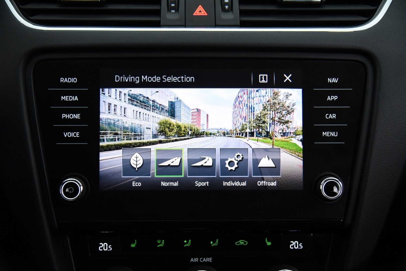 Skoda Octavia 2018 Combi 2,0 TDI 184 4x4 Scout DSG Aut. * Adapt. vak. / Webasto / Vetokoukku / P-Kamera / BLIS / Keyless / LED / Front Assist * - Suomi-Auto / Navi / Lämmitettävä tuulilasi - HULLUT AVAJAISHULINAT KORKOTARJOUS 3,29 %