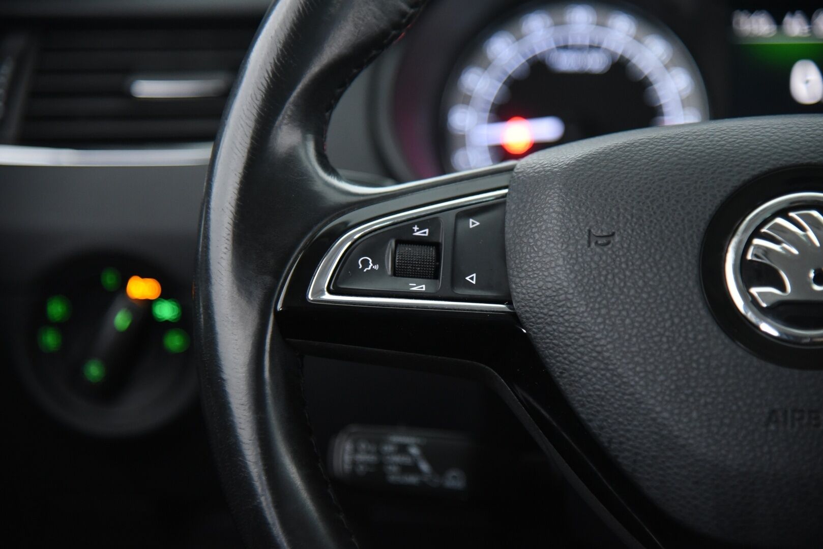 Skoda Octavia 2018 Combi 2,0 TDI 184 4x4 Scout DSG Aut. * Adapt. vak. / Webasto / Vetokoukku / P-Kamera / BLIS / Keyless / LED / Front Assist * - Suomi-Auto / Navi / Lämmitettävä tuulilasi - HULLUT AVAJAISHULINAT KORKOTARJOUS 3,29 %