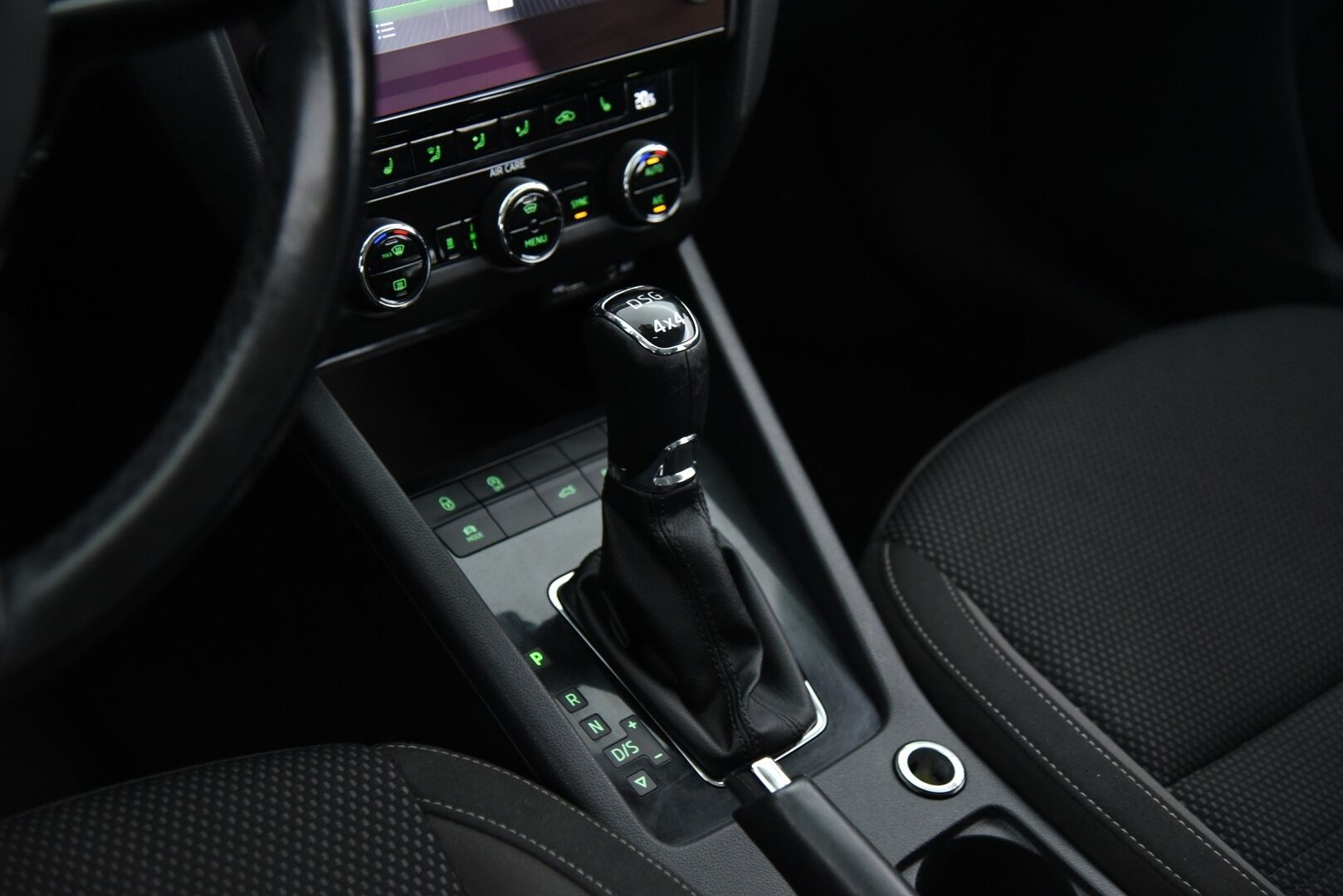 Skoda Octavia 2018 Combi 2,0 TDI 184 4x4 Scout DSG Aut. / Adapt. vak. / Webasto / Vetokoukku / P-Kamera / BLIS / Keyless / LED / Front Assist - Suomi-Auto / Navi / Lämmitettävä tuulilasi