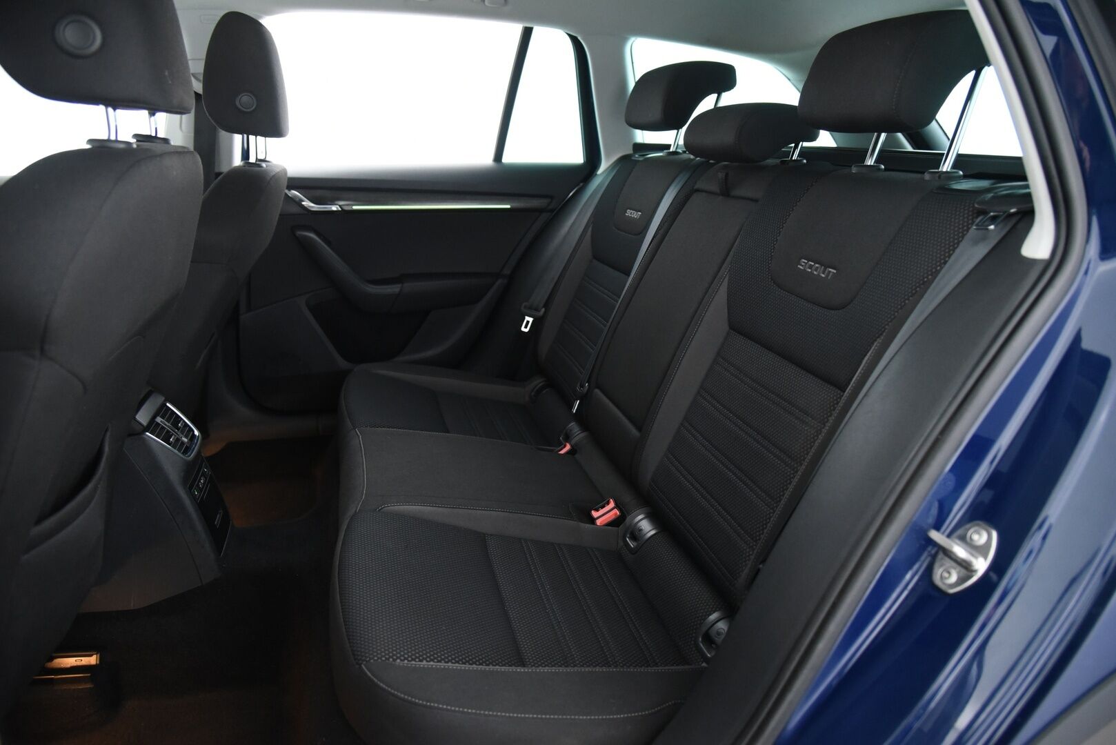 Skoda Octavia 2018 Combi 2,0 TDI 184 4x4 Scout DSG Aut. / Adapt. vak. / Webasto / Vetokoukku / P-Kamera / BLIS / Keyless / LED / Front Assist - Suomi-Auto / Navi / Lämmitettävä tuulilasi