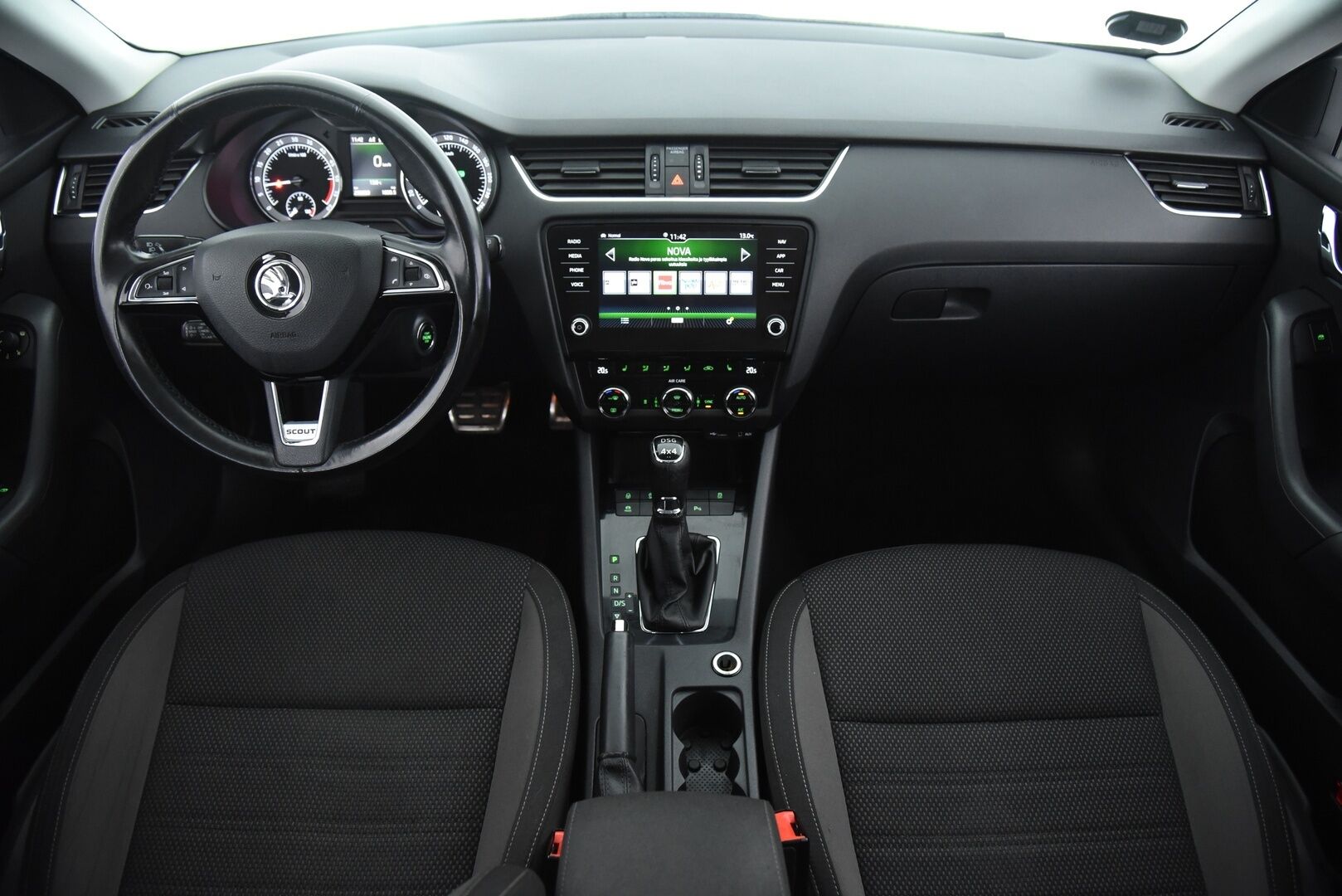 Skoda Octavia 2018 Combi 2,0 TDI 184 4x4 Scout DSG Aut. * Adapt. vak. / Webasto / Vetokoukku / P-Kamera / BLIS / Keyless / LED / Front Assist * - Suomi-Auto / Navi / Lämmitettävä tuulilasi - HULLUT AVAJAISHULINAT KORKOTARJOUS 3,29 %
