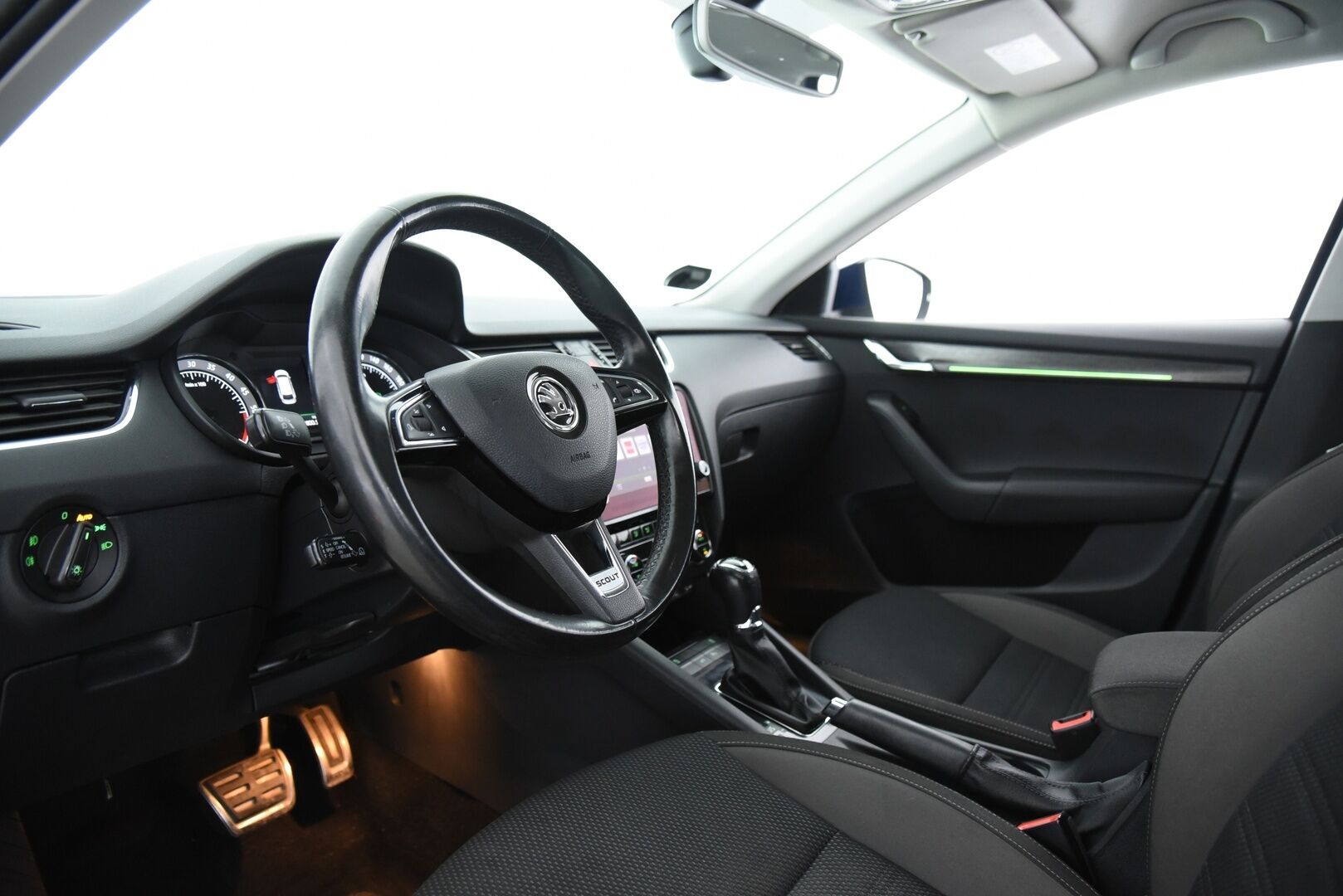 Skoda Octavia 2018 Combi 2,0 TDI 184 4x4 Scout DSG Aut. / Adapt. vak. / Webasto / Vetokoukku / P-Kamera / BLIS / Keyless / LED / Front Assist - Suomi-Auto / Navi / Lämmitettävä tuulilasi