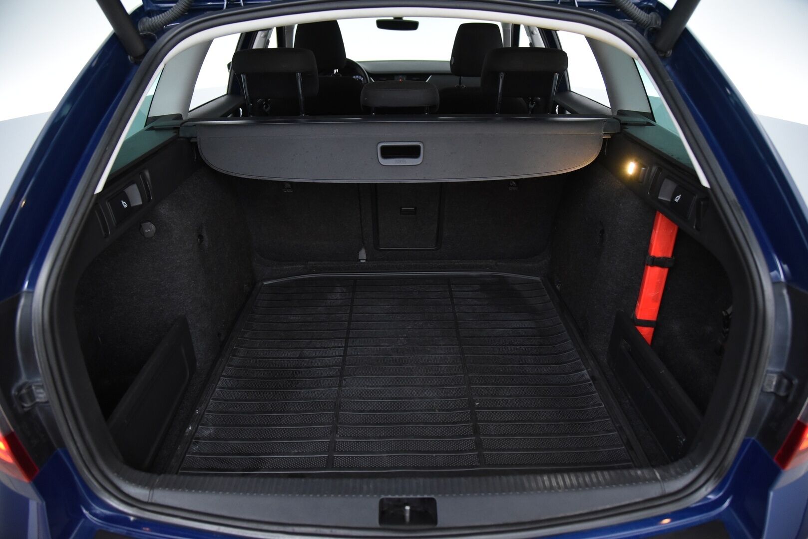 Skoda Octavia 2018 Combi 2,0 TDI 184 4x4 Scout DSG Aut. * Adapt. vak. / Webasto / Vetokoukku / P-Kamera / BLIS / Keyless / LED / Front Assist * - Suomi-Auto / Navi / Lämmitettävä tuulilasi - HULLUT AVAJAISHULINAT KORKOTARJOUS 3,29 %