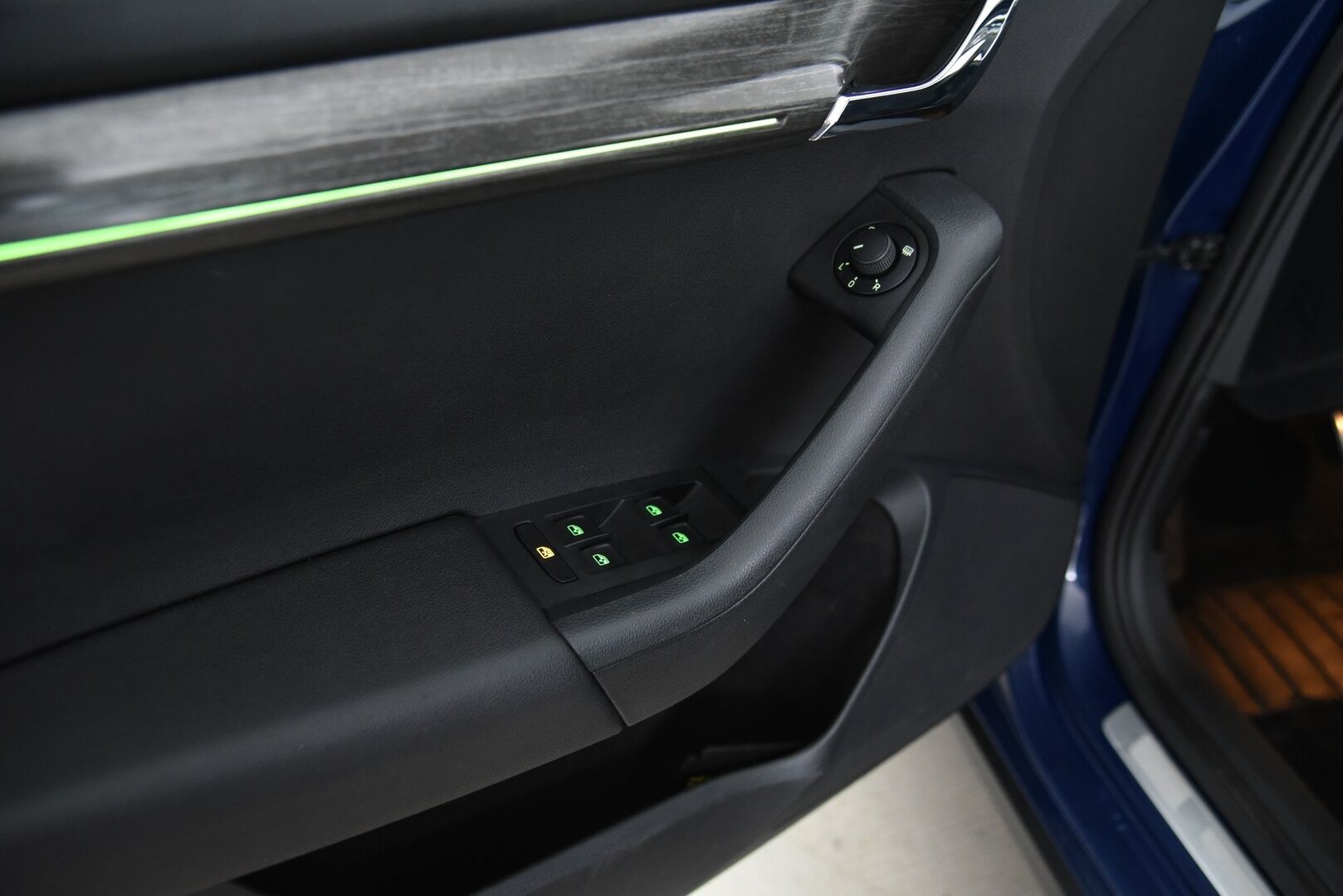 Skoda Octavia 2018 Combi 2,0 TDI 184 4x4 Scout DSG Aut. / Adapt. vak. / Webasto / Vetokoukku / P-Kamera / BLIS / Keyless / LED / Front Assist - Suomi-Auto / Navi / Lämmitettävä tuulilasi