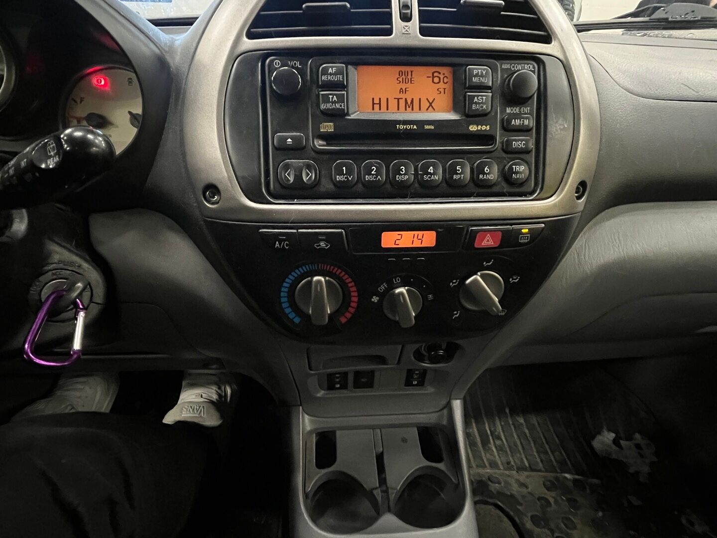 Toyota RAV4 2003 *Myydään Huutokaupat.com*