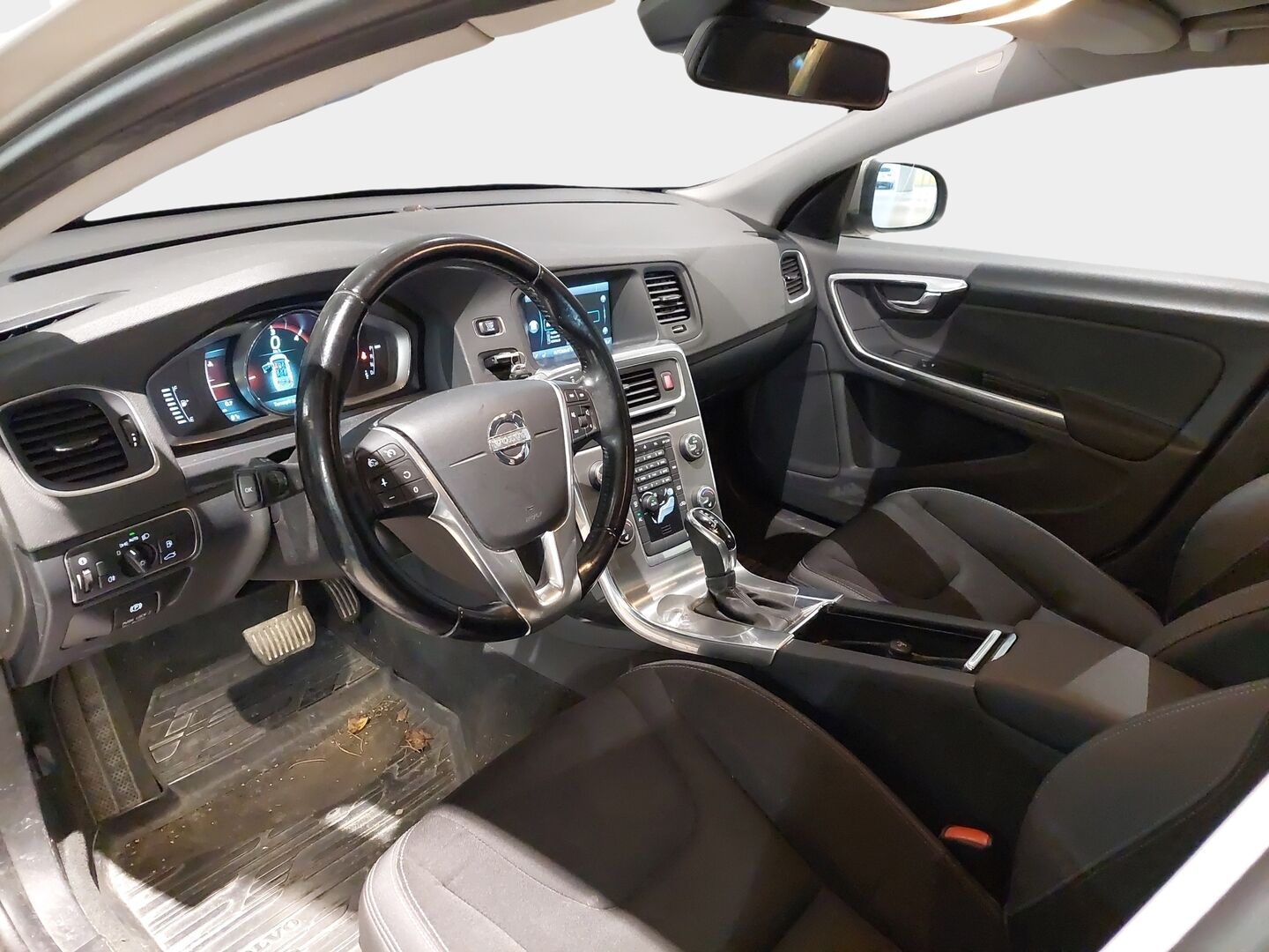 Volvo V60 2013 D4 AWD Momentum aut *Webasto / Koukku / Digimittari / Parkkitutka / Huoltokirja / 2x Renkaat ja vanteet* - Puolinahkapenkit / Vakionopeudensäädin / Xenon-valot