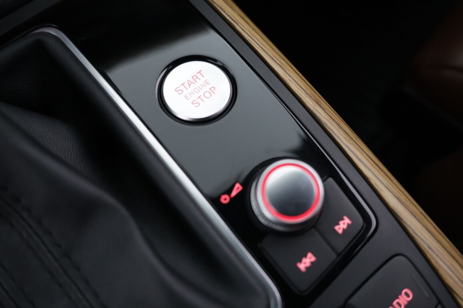 Audi A6 2014 Sedan 3,0 V6 TDI 150 kW quattro S tronic Start-Stop - S-Line / Sporttipenkit sähköllä / Ilma-alusta / Nahkasisusta / Adapt. Vakkari / BOSE / P.Kamera / Webasto