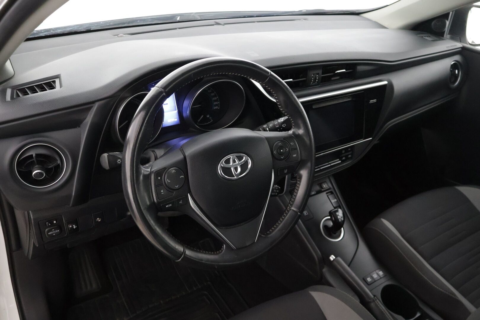 Toyota Auris 2017 Touring Sports 1,8 Hybrid Active * 2.-om Suomi-auto / Peruutuskamera / Lohko / Kaistavahti / 2x renkaat * - * Juuri saapunut / Juuri huollettu / Hyvät huollot / Pienet kilometrit / 2x renkaat / Hyvät varusteet *