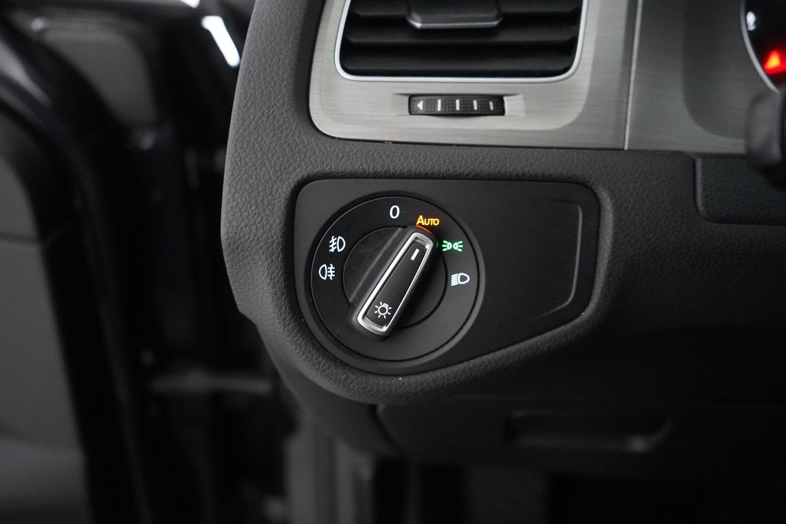 Volkswagen Golf 2015 Variant Highline 1,4 TGI 81 kW *Myydään Huutokaupat.com* - ACC | Pa-Lämmitin | Koukku | Kamera | Bluetooth | KeylessGo | Navi | Huoltokirja | Kahdet OEM vanteet