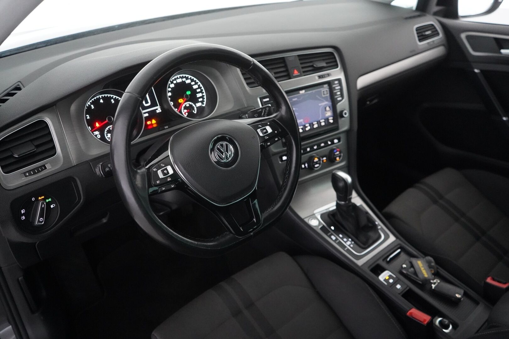 Volkswagen Golf 2015 Variant Highline 1,4 TGI 81 kW *Myydään Huutokaupat.com* - ACC | Pa-Lämmitin | Koukku | Kamera | Bluetooth | KeylessGo | Navi | Huoltokirja | Kahdet OEM vanteet