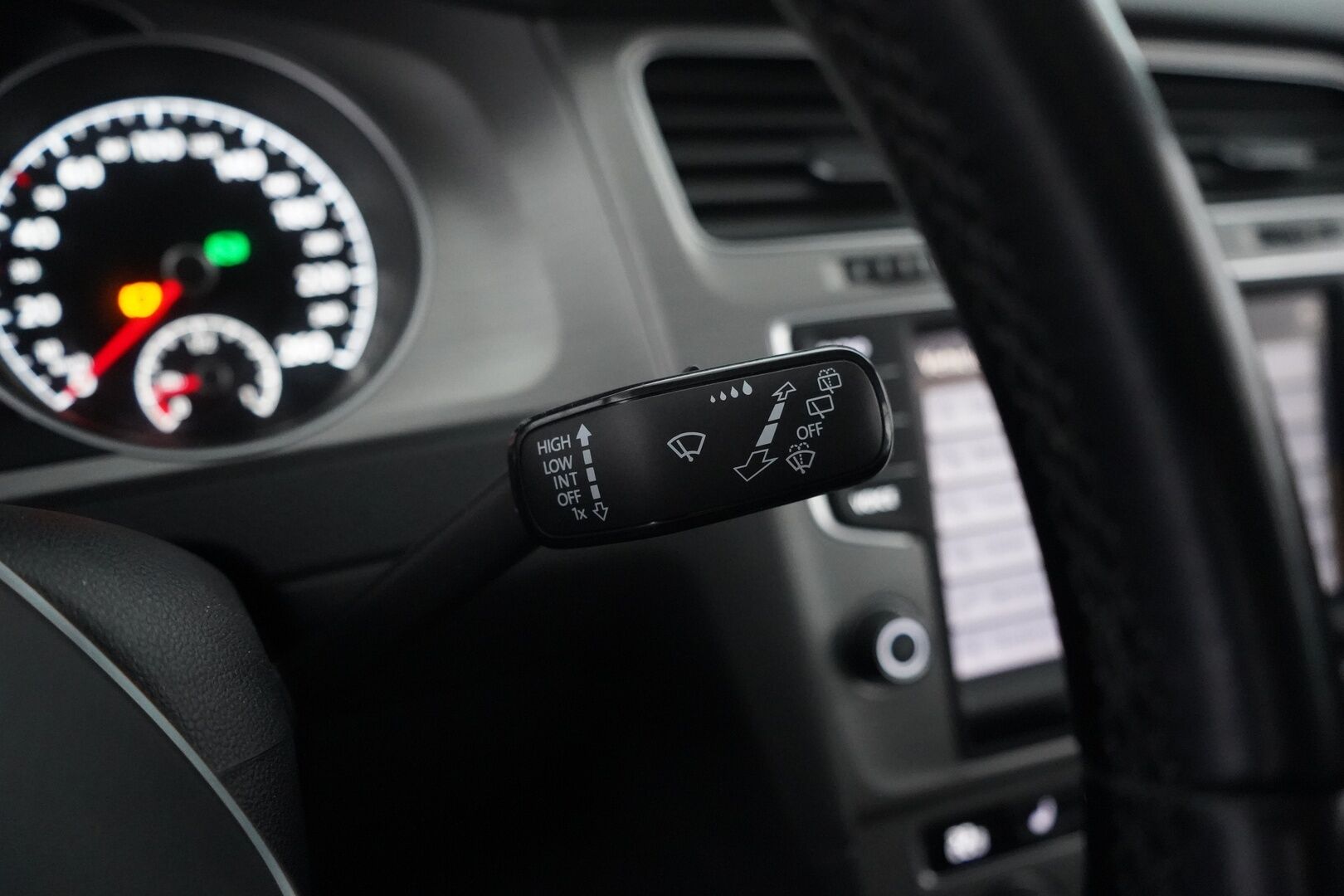 Volkswagen Golf 2015 Variant Highline 1,4 TGI 81 kW *Myydään Huutokaupat.com* - ACC | Pa-Lämmitin | Koukku | Kamera | Bluetooth | KeylessGo | Navi | Huoltokirja | Kahdet OEM vanteet