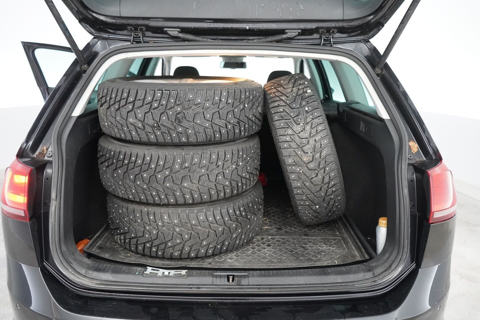 Volkswagen Golf 2015 Variant Highline 1,4 TGI 81 kW *Myydään Huutokaupat.com* - ACC | Pa-Lämmitin | Koukku | Kamera | Bluetooth | KeylessGo | Navi | Huoltokirja | Kahdet OEM vanteet