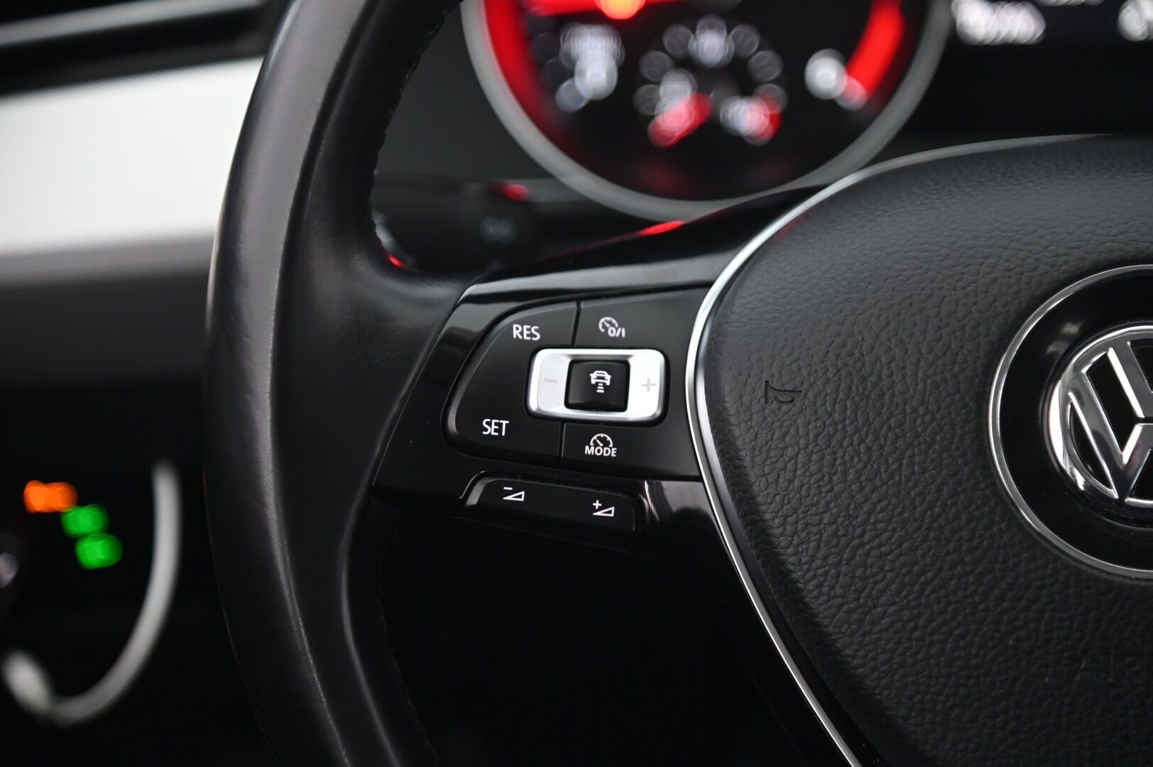 Volkswagen Passat 2017 Variant Football Edition 1,6 TDI 88 kW (120 hv) DSG-automaatti *Suomi-Auto / Webasto / ACC / Koukku / Navi* - *2.Om / Tutkat / LED-ajovalot / Sähkötoiminen takaluukku / 2X Renkaat / Juuri huollettu*