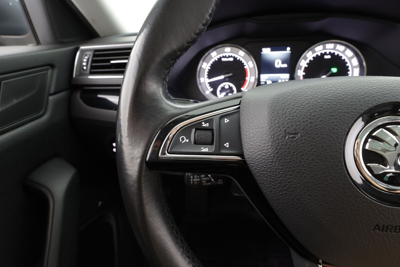 Skoda Superb 2018 2,0 TSI 220 L&K DSG Autom. - | ACC | Webasto | Xenon | Muistipenkki | P.tutkat | Canton | Ilmastoidut Nahat | Ratinlämmitys | Suomi-auto | KAhdet Renkaat |