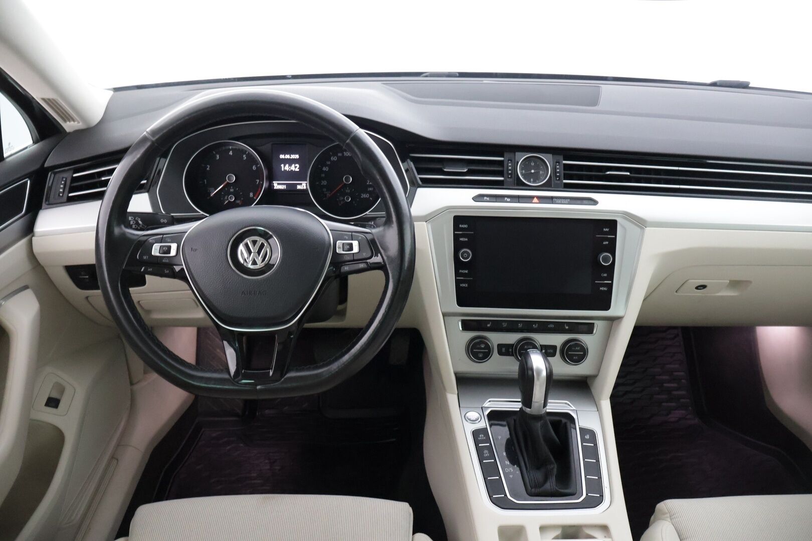 Volkswagen Passat 2017 Variant Football Edition 1,4 TSI, DSG-automaatti * Webasto / ACC / Facelift / Keyless go / ErgoComfort * - *Jakohihna vaihdettu 11/22 / Kahdet renkaat aluvanteilla*