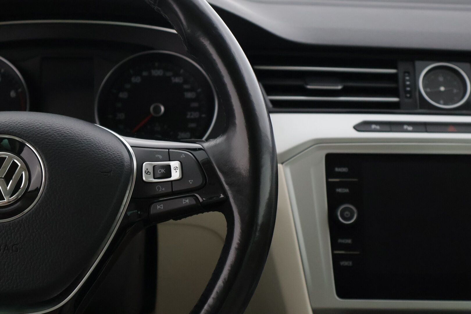 Volkswagen Passat 2017 Variant Football Edition 1,4 TSI, DSG-automaatti * Webasto / ACC / Facelift / Keyless go / ErgoComfort * - *Jakohihna vaihdettu 11/22 / Kahdet renkaat aluvanteilla*