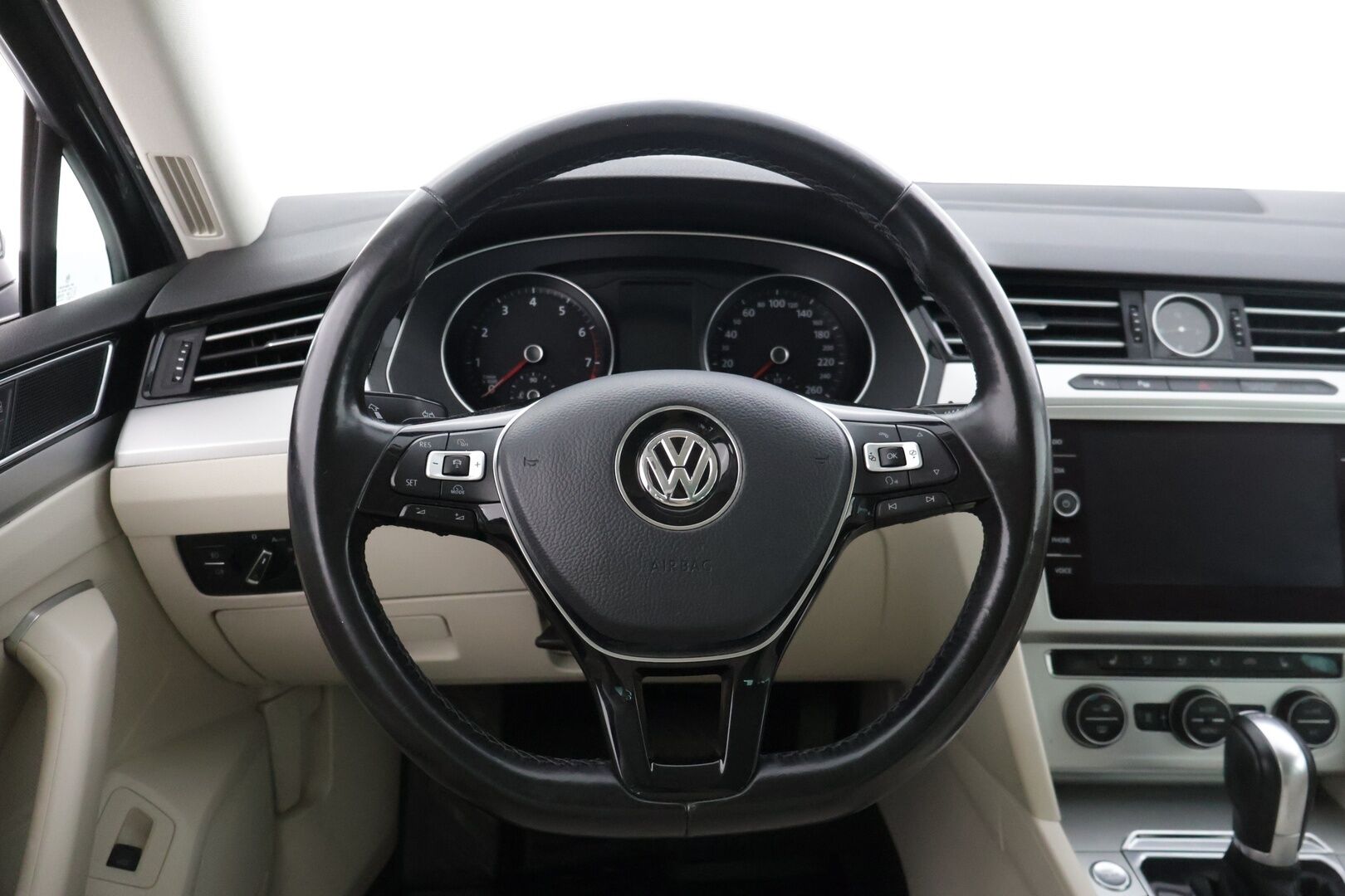 Volkswagen Passat 2017 Variant Football Edition 1,4 TSI, DSG-automaatti * Webasto / ACC / Facelift / Keyless go / ErgoComfort * - *Jakohihna vaihdettu 11/22 / Kahdet renkaat aluvanteilla*