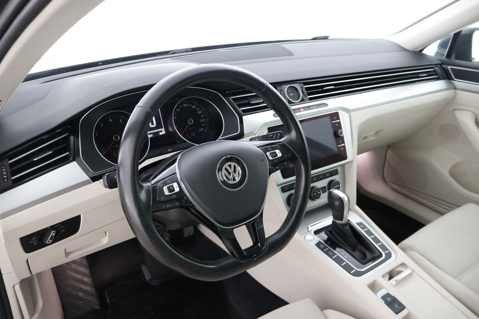 Volkswagen Passat 2017 Variant Football Edition 1,4 TSI, DSG-automaatti * Webasto / ACC / Facelift / Keyless go / ErgoComfort * - *Jakohihna vaihdettu 11/22 / Kahdet renkaat aluvanteilla*