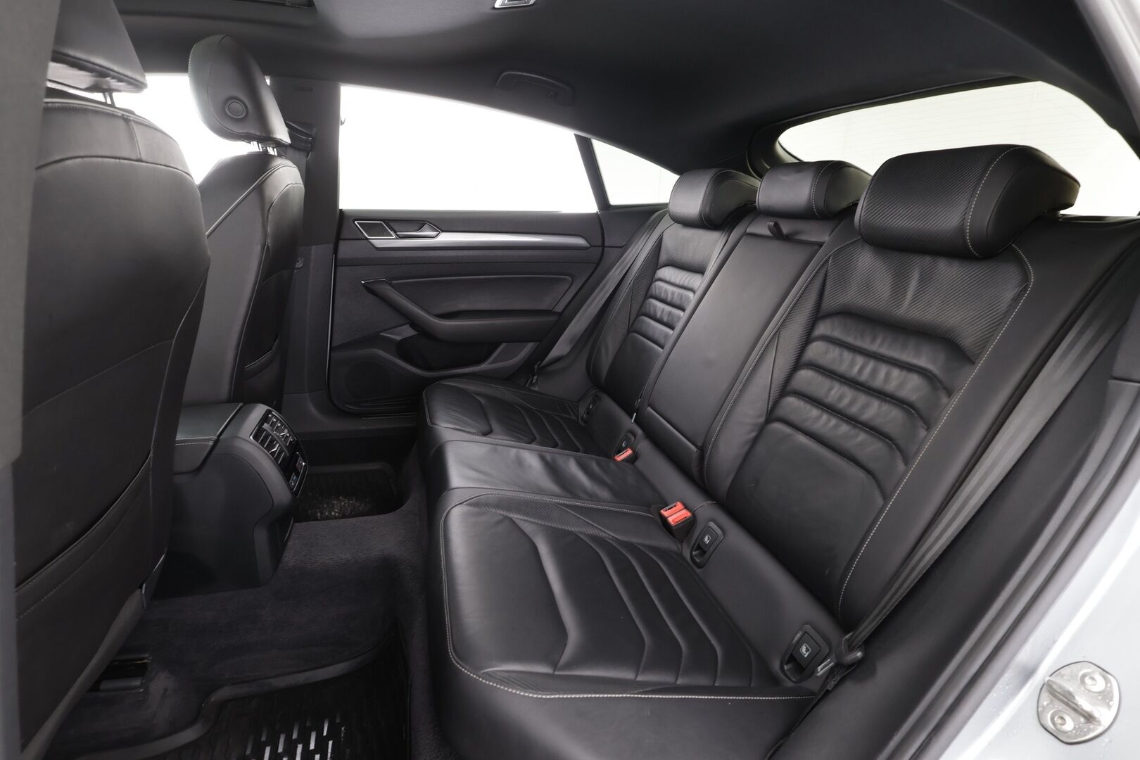 Volkswagen Arteon 2018 R-Line 2,0 TSI 206 kW 4MOTION DSG * ACC / P.kamera / Adapt.LED / Koukku / Webasto / Lasikattoluukku / Keyless * - Suomi-auto / Kahdet renkaat aluvanteilla / Hyvät varusteet