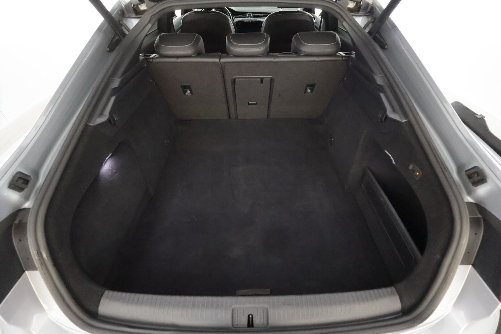 Volkswagen Arteon 2018 R-Line 2,0 TSI 206 kW 4MOTION DSG * ACC / P.kamera / Adapt.LED / Koukku / Webasto / Lasikattoluukku / Keyless * - Suomi-auto / Kahdet renkaat aluvanteilla / Hyvät varusteet