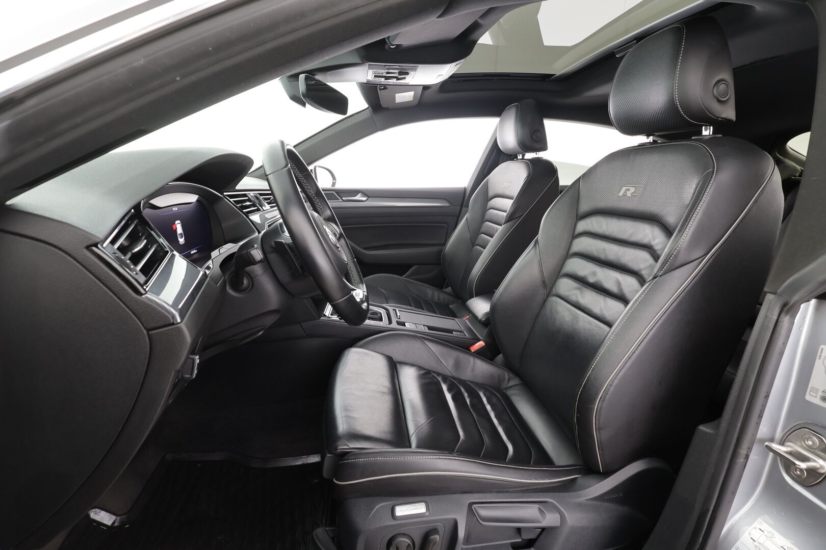 Volkswagen Arteon 2018 R-Line 2,0 TSI 206 kW 4MOTION DSG * ACC / P.kamera / Adapt.LED / Koukku / Webasto / Lasikattoluukku / Keyless * - Suomi-auto / Kahdet renkaat aluvanteilla / Hyvät varusteet - HULLUT AVAJAISHULINAT KORKOTARJOUS 3,29 %