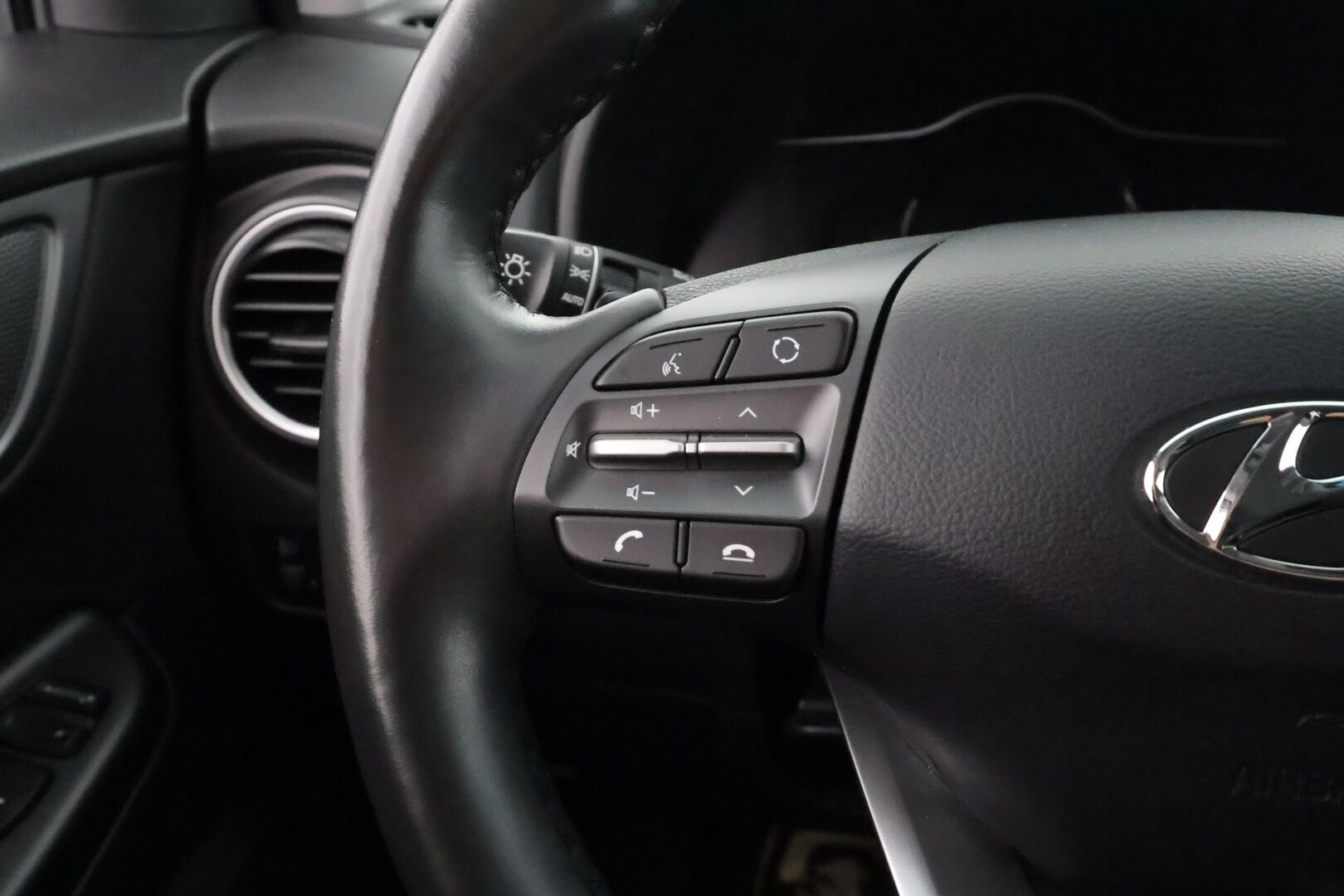 Hyundai KONA 2021 electric 64 kWh 204 hv Style MY20,5 - | ACC | ILP | HUD | Krell | LED | Puolinahat | Sähköpenkit | P.kamera | LFA | BSM | RCTA | Lämm. ratti | 3-vaihelataus | 2x renkaat aluin | 