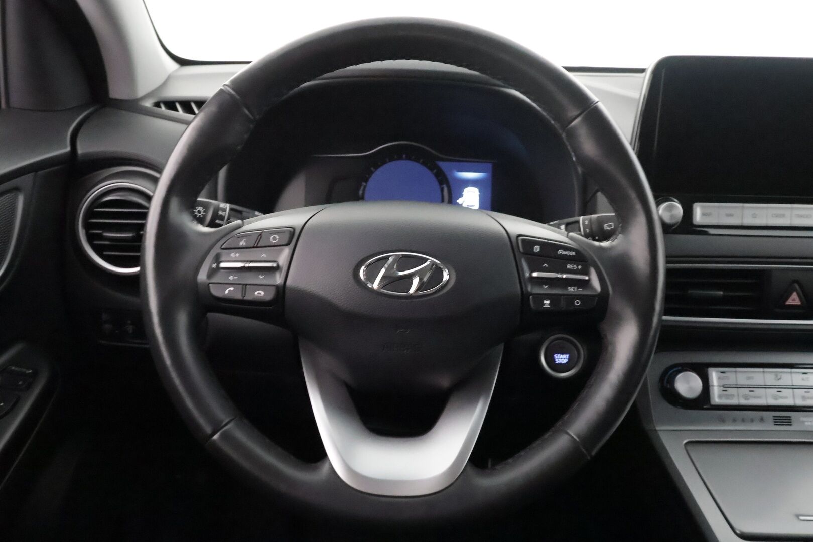 Hyundai KONA 2021 electric 64 kWh 204 hv Style MY20,5 - | ACC | ILP | HUD | Krell | LED | Puolinahat | Sähköpenkit | P.kamera | LFA | BSM | RCTA | Lämm. ratti | 3-vaihelataus | 2x renkaat aluin | 