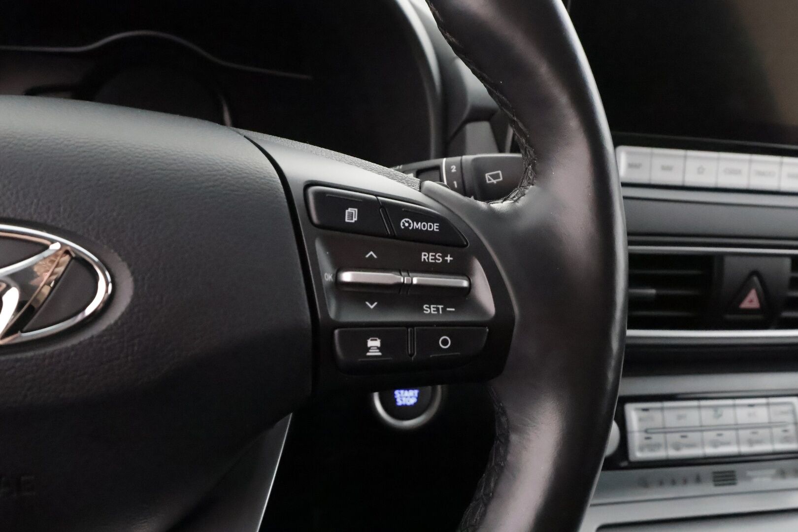 Hyundai KONA 2021 electric 64 kWh 204 hv Style MY20,5 - | ACC | ILP | HUD | Krell | LED | Puolinahat | Sähköpenkit | P.kamera | LFA | BSM | RCTA | Lämm. ratti | 3-vaihelataus | 2x renkaat aluin | 