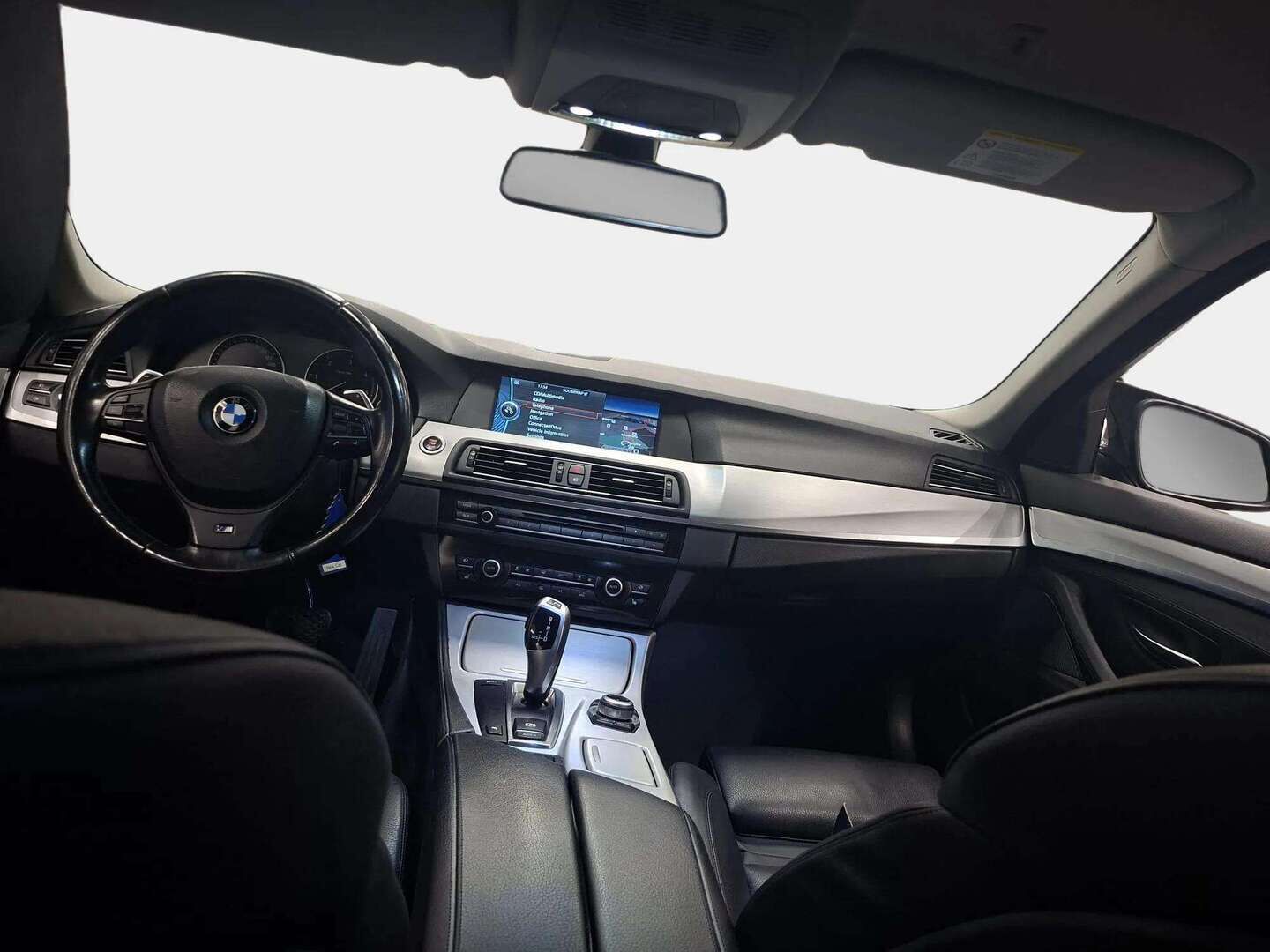BMW 530 2011 530d Farmari (AC) 4ov 2993cm3 A - | 3.0 Kuutosdiesel | Vetokoukku | Navi | Nahat | Webasto | Tutkat | Xenon |