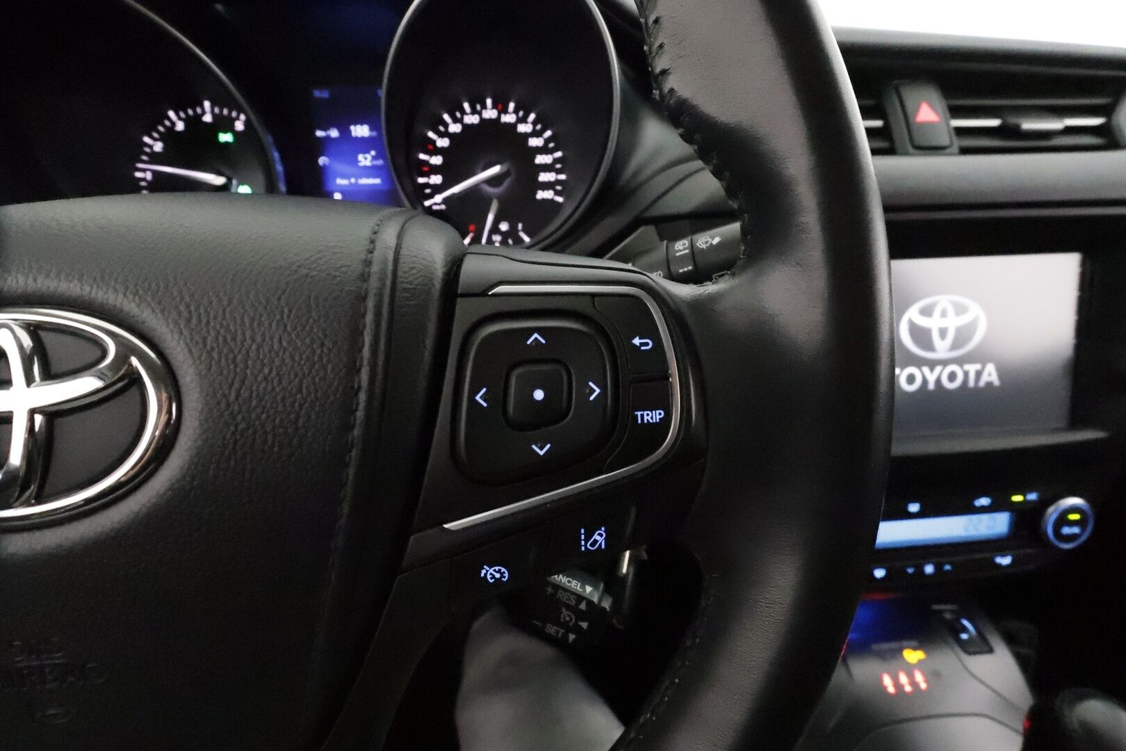 Toyota Avensis 2018 1,8 Valvematic Active Edition Touring Sports Multidrive S *Vakkari / P.kamera / Lohkolämmitin / LED / Navi / Koukku* - Suomi-auto / Kahdet renkaat aluvanteilla / Merkkihuollettu