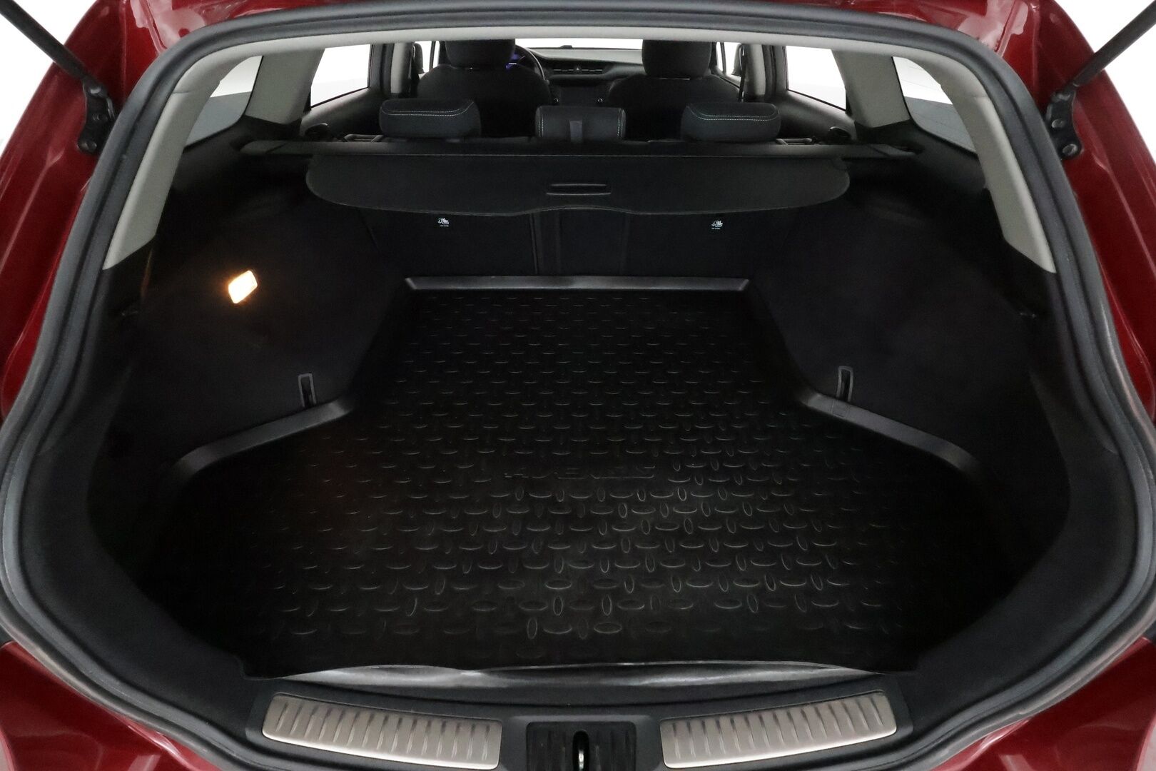 Toyota Avensis 2018 1,8 Valvematic Active Edition Touring Sports Multidrive S *Vakkari / P.kamera / Lohkolämmitin / LED / Navi / Koukku* - Suomi-auto / Kahdet renkaat aluvanteilla / Merkkihuollettu