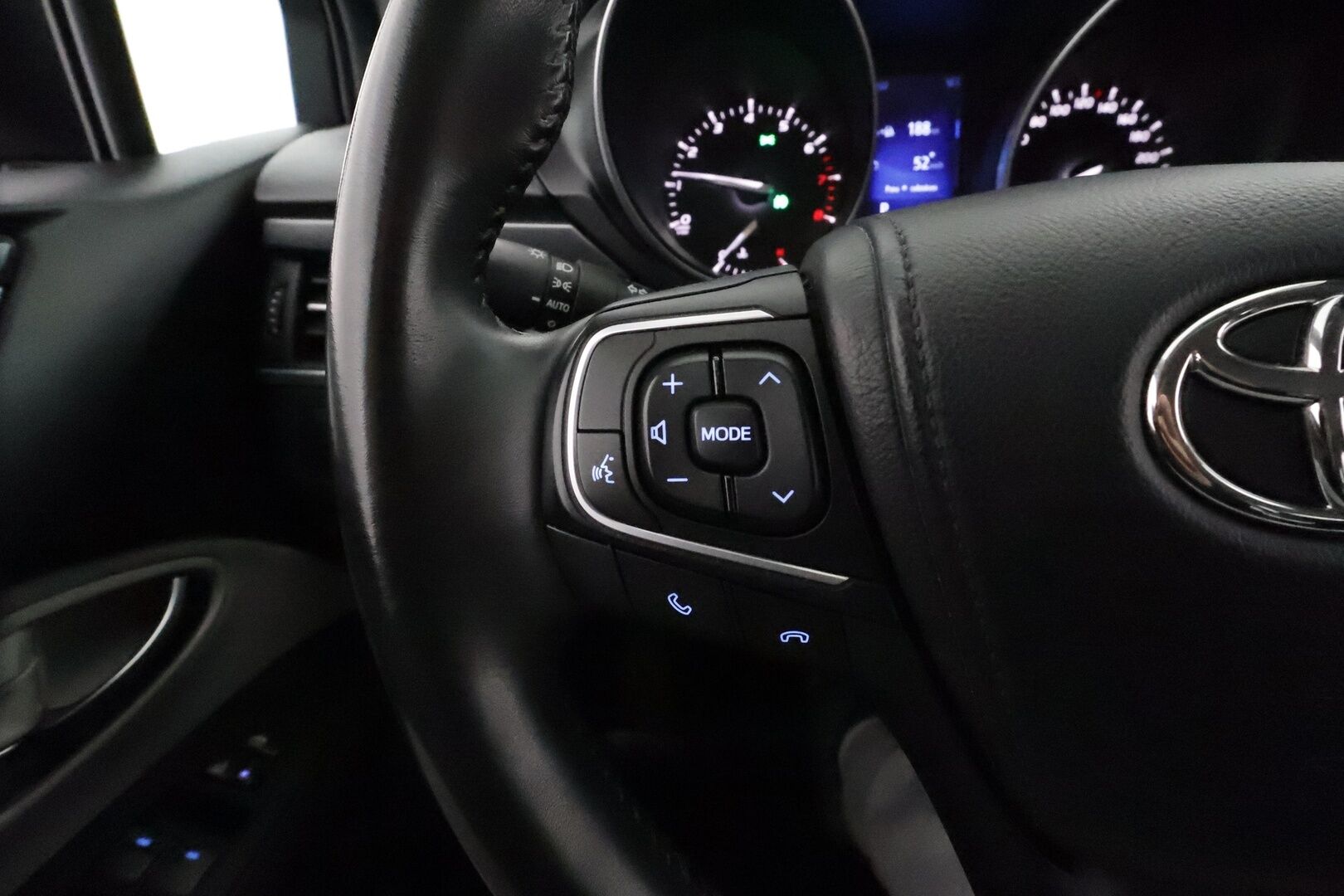Toyota Avensis 2018 1,8 Valvematic Active Edition Touring Sports Multidrive S *Vakkari / P.kamera / Lohkolämmitin / LED / Navi / Koukku* - Suomi-auto / Kahdet renkaat aluvanteilla / Merkkihuollettu