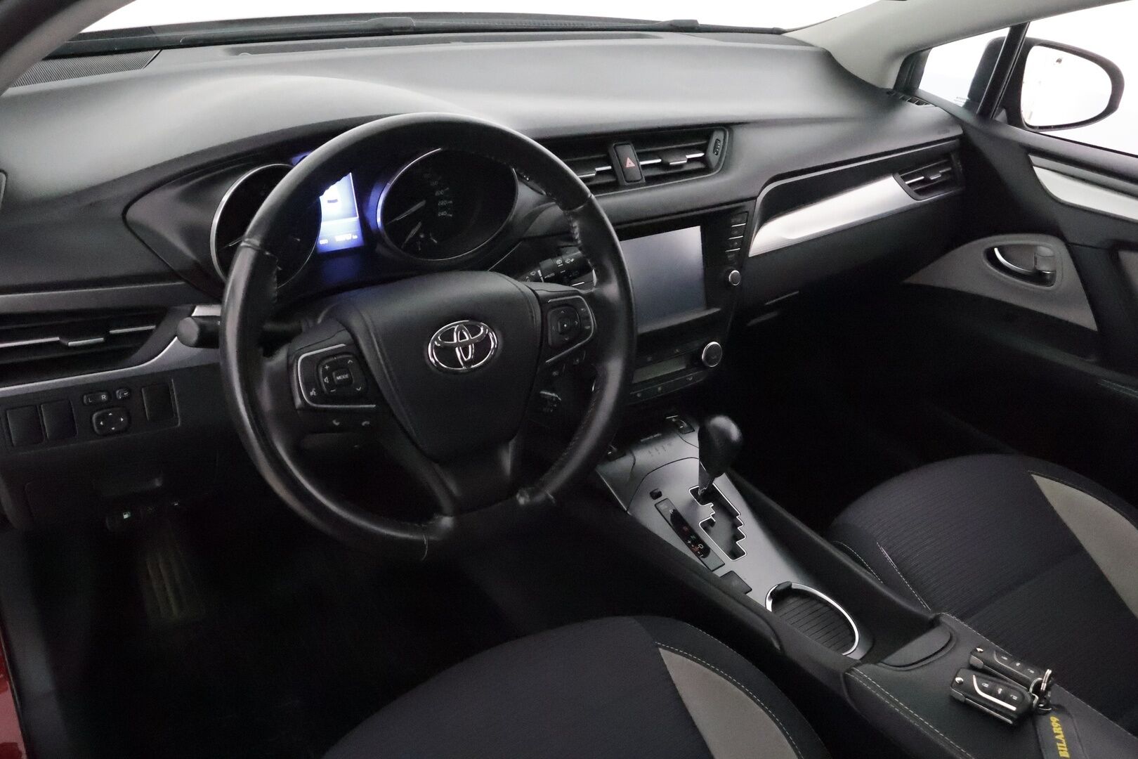 Toyota Avensis 2018 1,8 Valvematic Active Edition Touring Sports Multidrive S *Vakkari / P.kamera / Lohkolämmitin / LED / Navi / Koukku* - Suomi-auto / Kahdet renkaat aluvanteilla / Merkkihuollettu