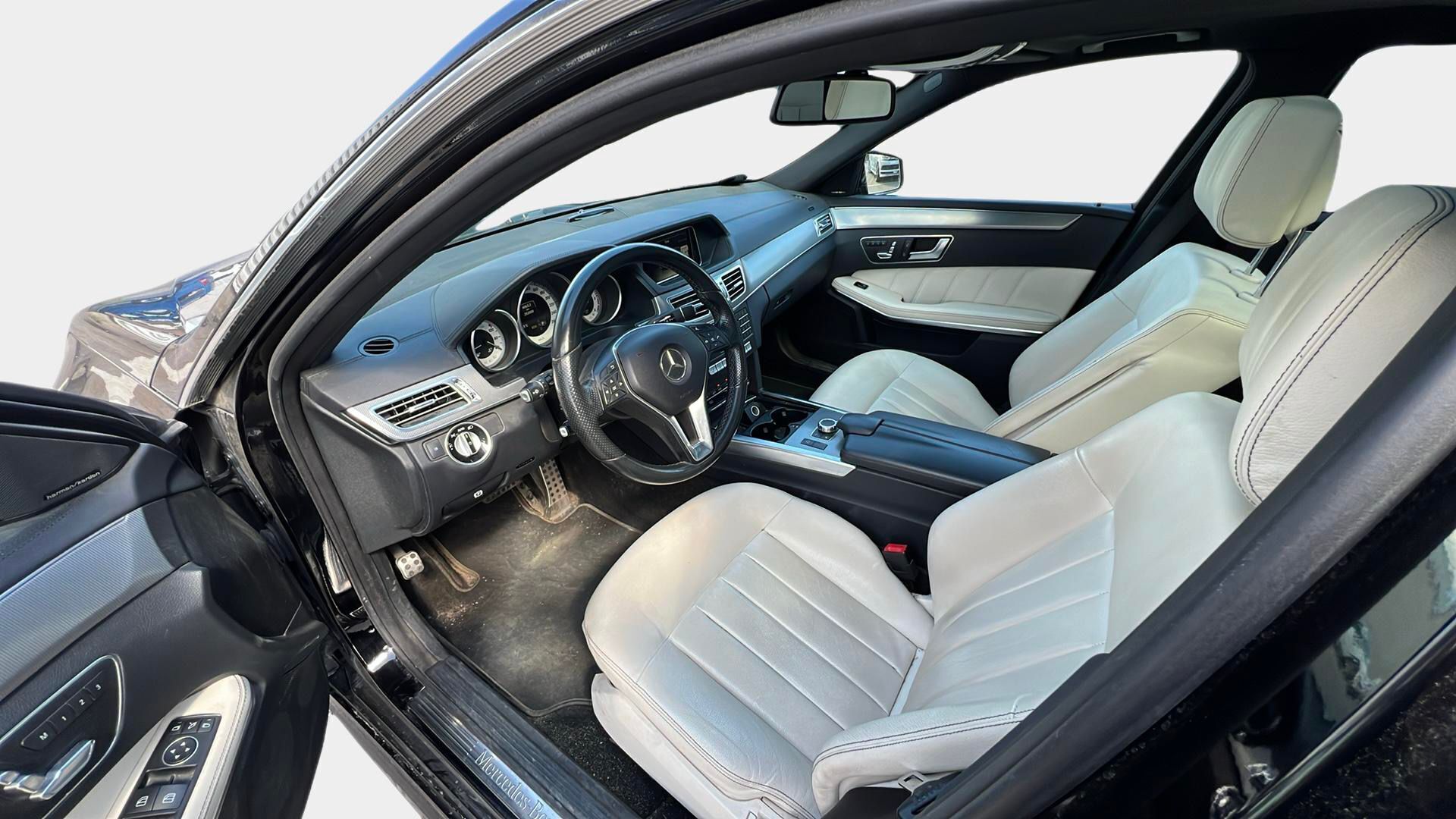 Mercedes-Benz E 2015 250 BlueTec 4Matic Premium Business AMG - Webasto / Harman&Kardon / Kattoluukku / Hierovat Vaaleat Nahat / Vetokoukku / 360-Kamera / Ratinlämmitys / Supervarusteet! 