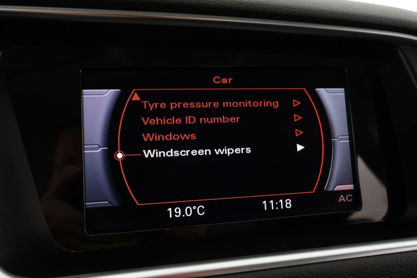 Audi Q5 2017 2,0 TDI 120 kW quattro S tronic * Webasto / Vakkari / KeyLess / Led-ajovalot / Vetokoukku * - Webasto kaukosäätimellä / KeyLessGo - avaimeton käynnistys / Led Ajovalot - HULLUT AVAJAISHULINAT KORKOTARJOUS 3,29 %