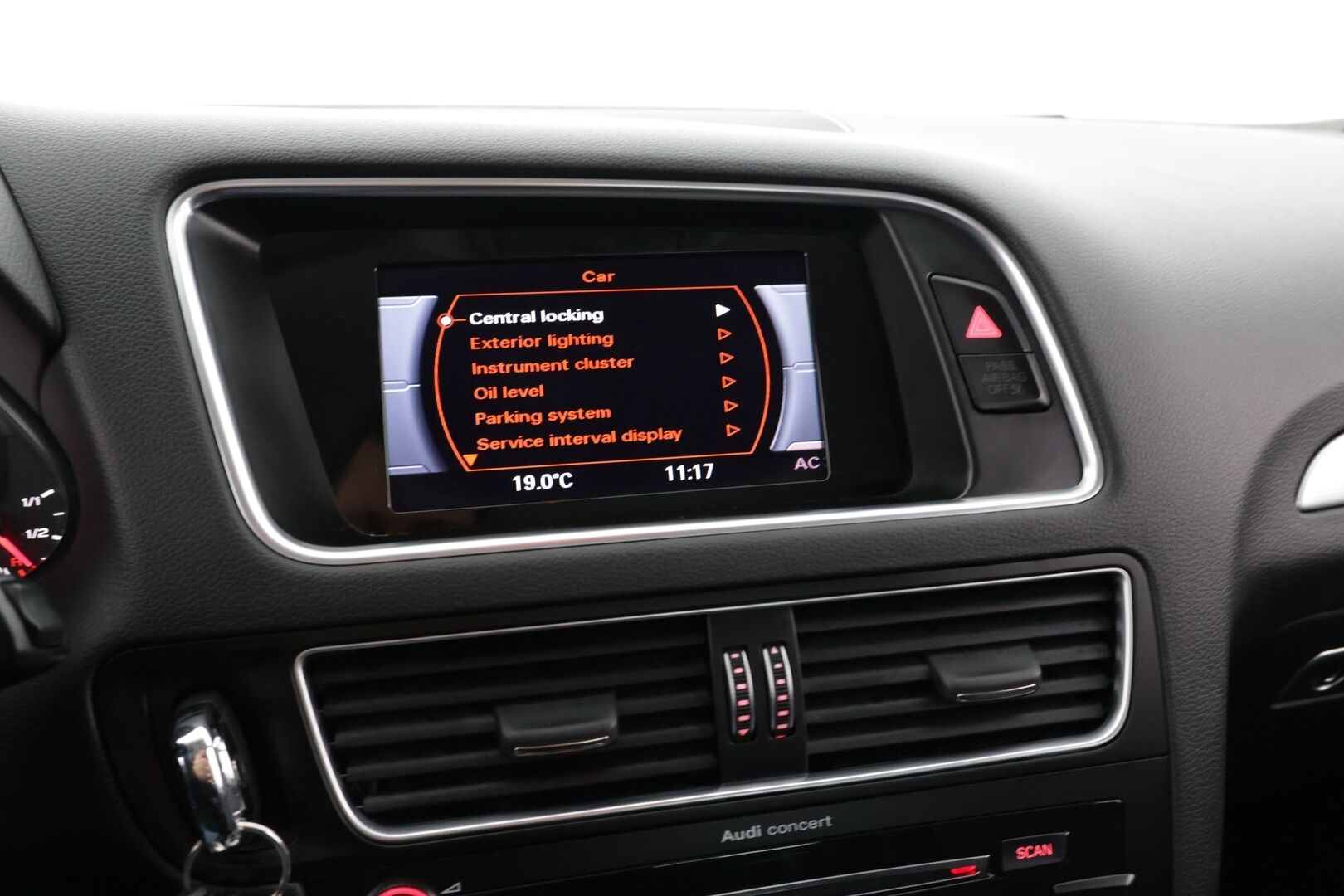 Audi Q5 2017 2,0 TDI 120 kW quattro S tronic * Webasto / Vakkari / KeyLess / Led-ajovalot / Vetokoukku * - Webasto kaukosäätimellä / KeyLessGo - avaimeton käynnistys / Led Ajovalot - HULLUT AVAJAISHULINAT KORKOTARJOUS 3,29 %