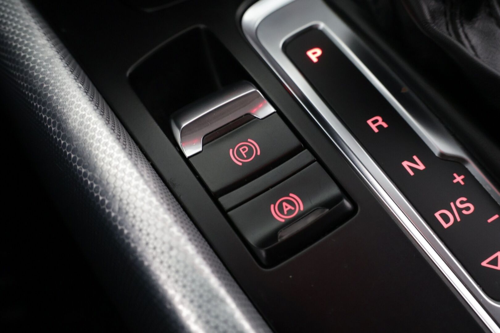 Audi Q5 2017 2,0 TDI 120 kW quattro S tronic * Webasto / Vakkari / KeyLess / Led-ajovalot / Vetokoukku * - Webasto kaukosäätimellä / KeyLessGo - avaimeton käynnistys / Led Ajovalot - HULLUT AVAJAISHULINAT KORKOTARJOUS 3,29 %