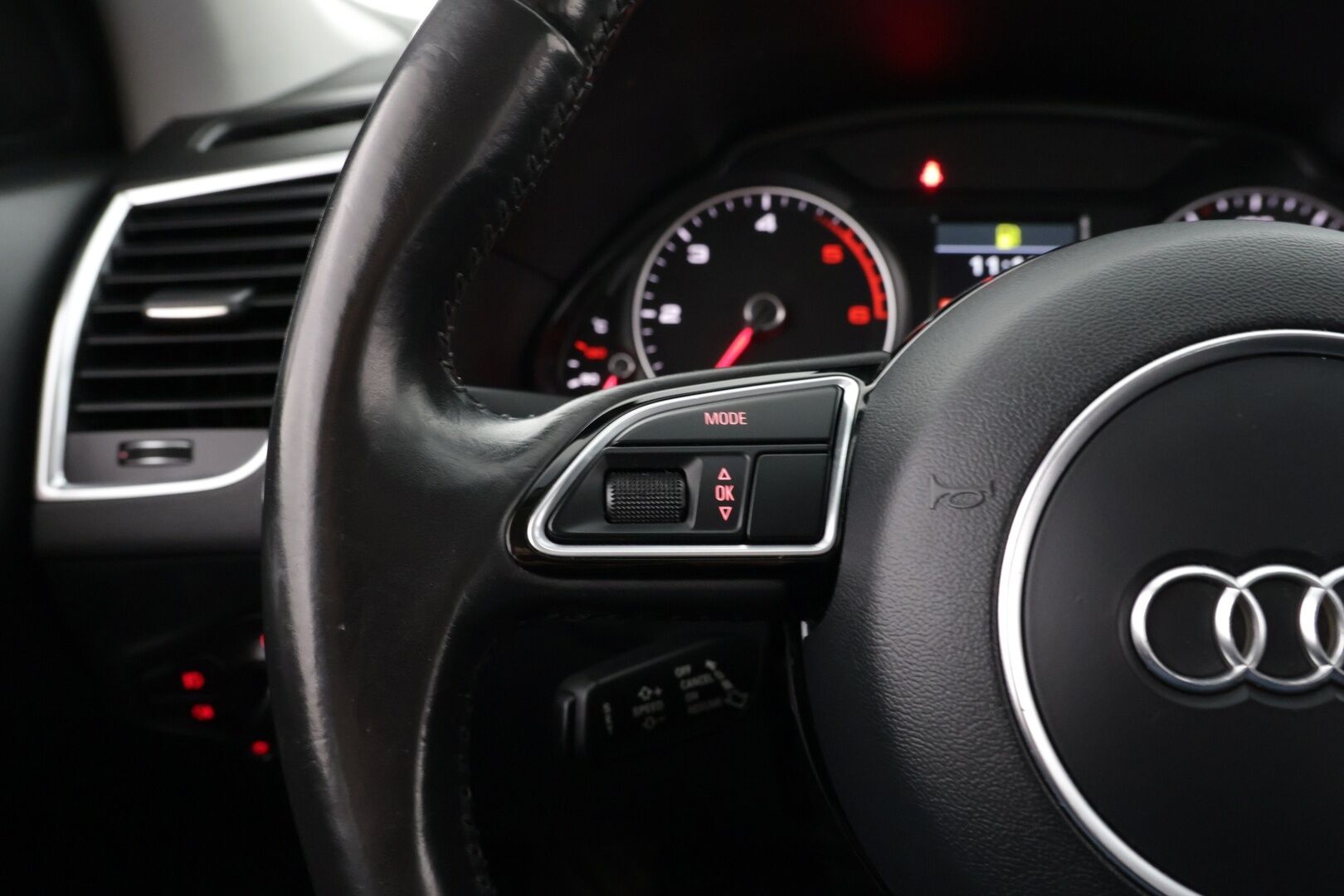 Audi Q5 2017 2,0 TDI 120 kW quattro S tronic * Webasto / Vakkari / KeyLess / Led-ajovalot / Vetokoukku * - Webasto kaukosäätimellä / KeyLessGo - avaimeton käynnistys / Led Ajovalot - HULLUT AVAJAISHULINAT KORKOTARJOUS 3,29 %