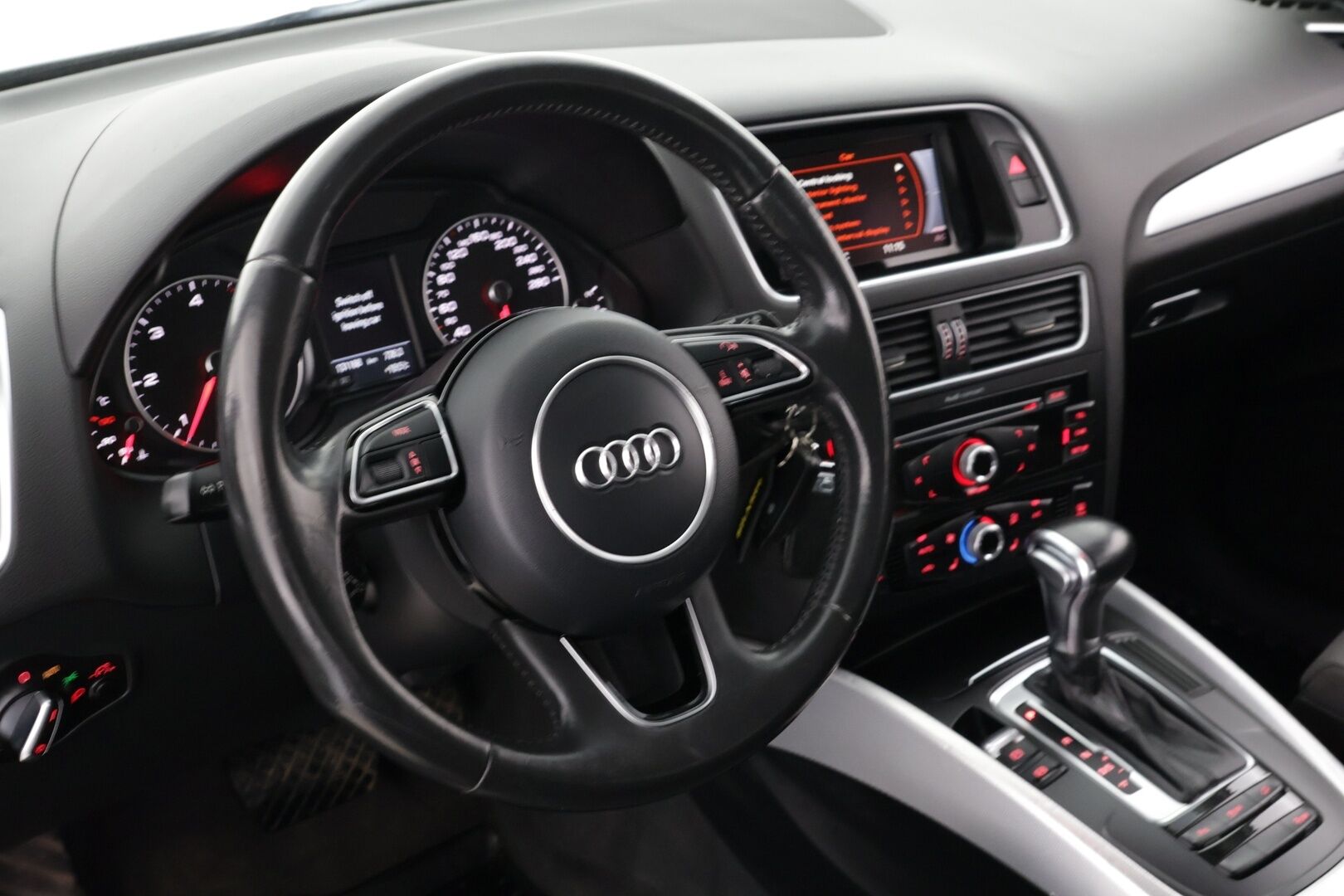 Audi Q5 2017 2,0 TDI 120 kW quattro S tronic * Webasto / Vakkari / KeyLess / Led-ajovalot / Vetokoukku * - Webasto kaukosäätimellä / KeyLessGo - avaimeton käynnistys / Led Ajovalot - HULLUT AVAJAISHULINAT KORKOTARJOUS 3,29 %