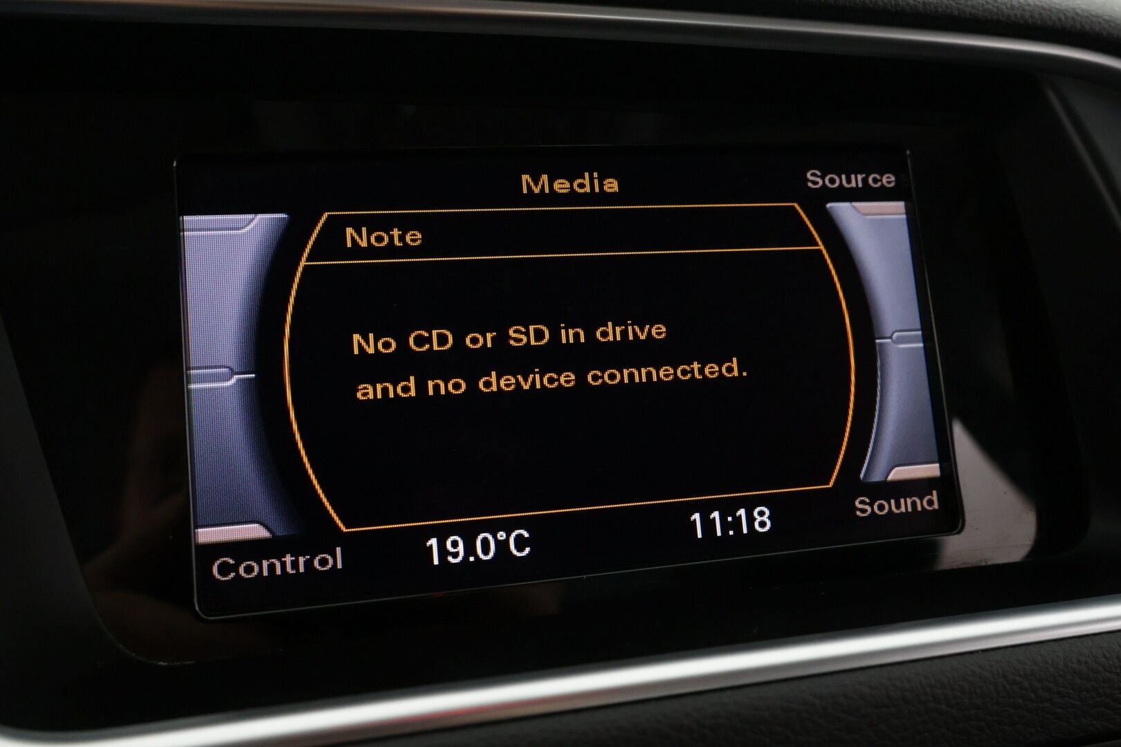 Audi Q5 2017 2,0 TDI 120 kW quattro S tronic * Webasto / Vakkari / KeyLess / Led-ajovalot / Vetokoukku * - Webasto kaukosäätimellä / KeyLessGo - avaimeton käynnistys / Led Ajovalot - HULLUT AVAJAISHULINAT KORKOTARJOUS 3,29 %