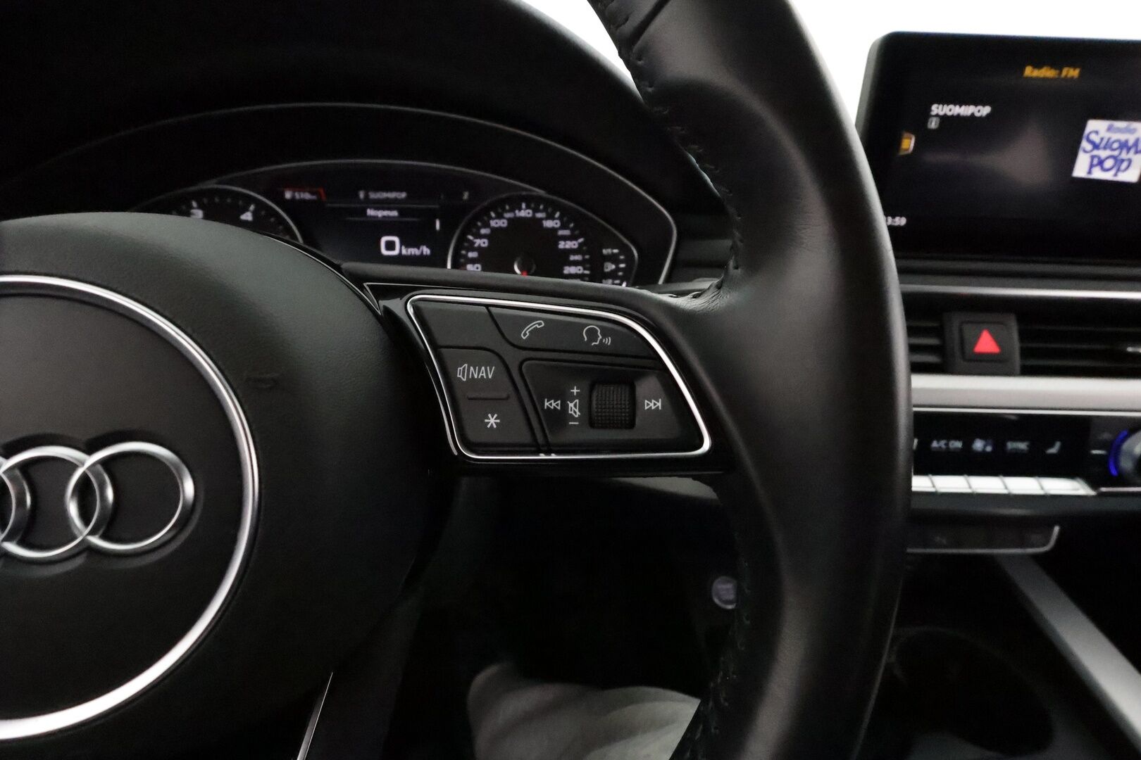 AUDI A4 2018 Sedan Business Sport Comfort S line Edition 2,0 TDI quattro S tronic **Webasto / Vakkari / Koukku / Sporttipenkit** - Suomi-auto / Kahdet renkaat aluvanteilla / P.tutkat