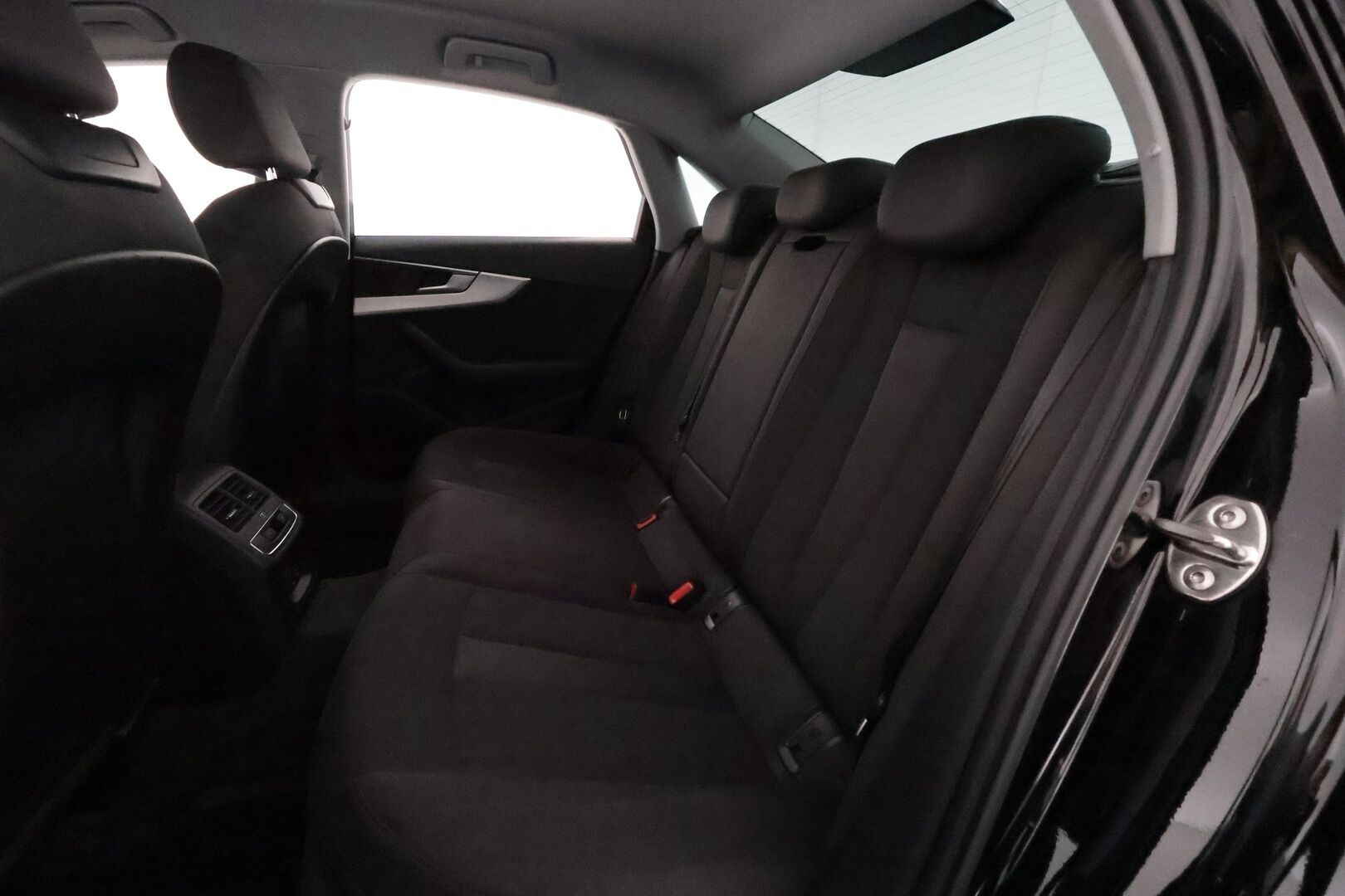 AUDI A4 2018 Sedan Business Sport Comfort S line Edition 2,0 TDI quattro S tronic **Webasto / Vakkari / Koukku / Sporttipenkit** - Suomi-auto / Kahdet renkaat aluvanteilla / P.tutkat