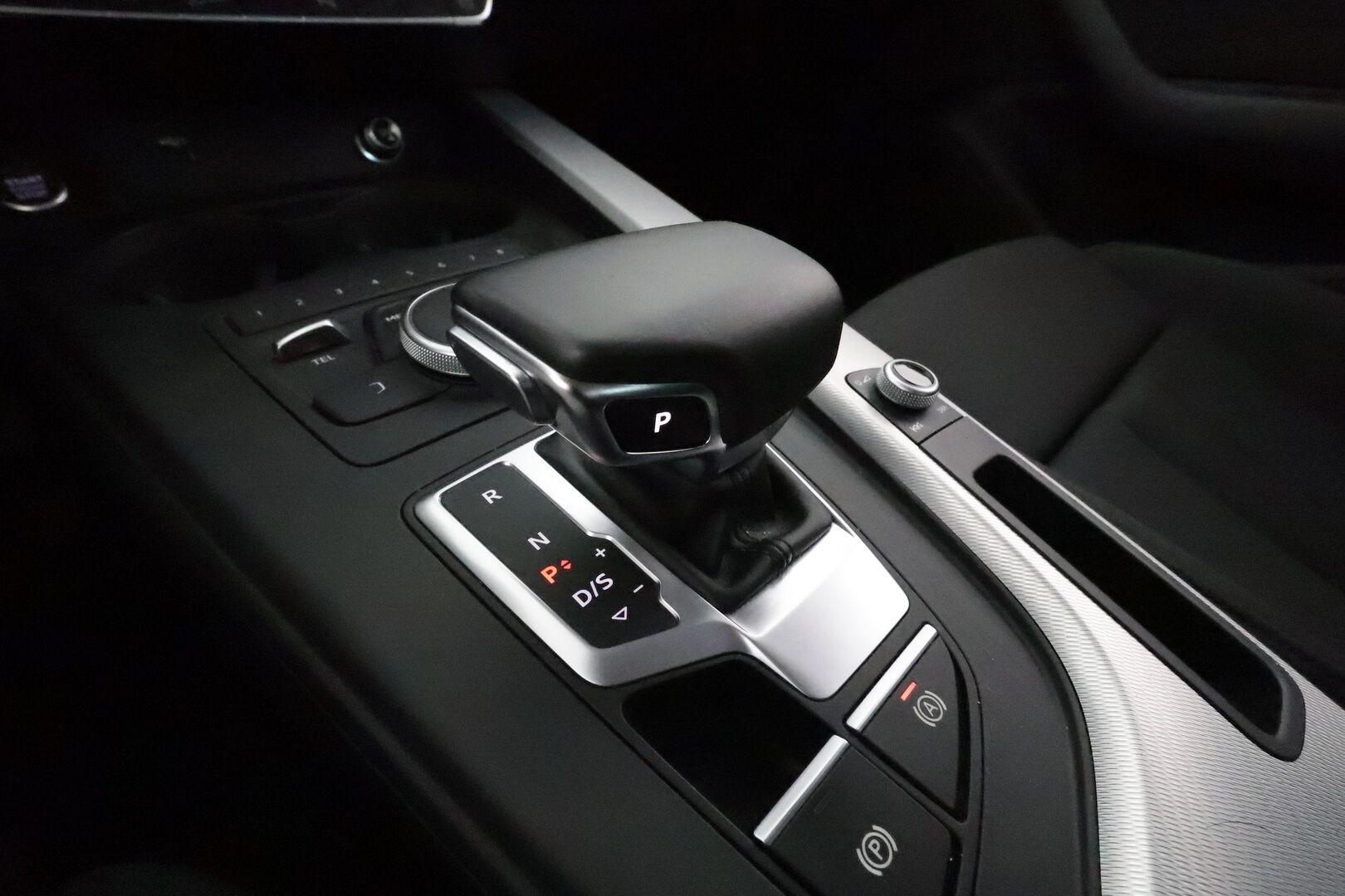 AUDI A4 2018 Sedan Business Sport Comfort S line Edition 2,0 TDI quattro S tronic **Webasto / Vakkari / Koukku / Sporttipenkit** - Suomi-auto / Kahdet renkaat aluvanteilla / P.tutkat