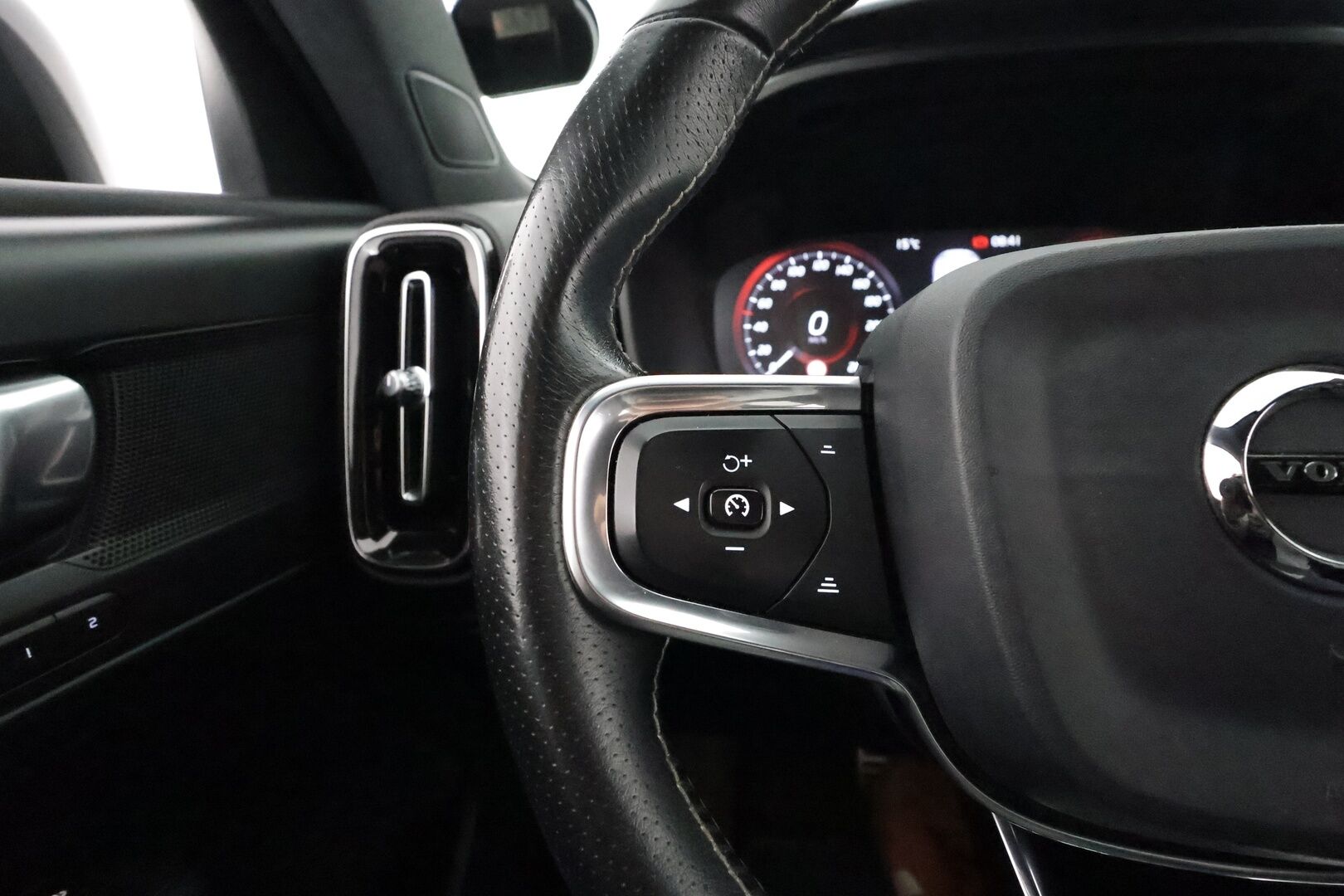 Volvo XC40 2018 D4 AWD R-Design First Edition aut ** 1-Om Suomi auto / Adapt.vakkari / Koukku / Pa-lisälämmitin / 360 kamera / Full LED / Nahkasisusta - 3,99 % KORKOTARJOUS TÄHÄN AUTOON - Digimittari / Navi / 2x renkaat 