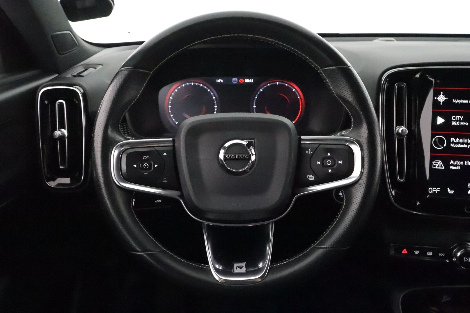 Volvo XC40 2018 D4 AWD R-Design First Edition aut ** 1-Om Suomi auto / Adapt.vakkari / Koukku / Pa-lisälämmitin / 360 kamera / Full LED / Nahkasisusta - 3,99 % KORKOTARJOUS TÄHÄN AUTOON - Digimittari / Navi / 2x renkaat 
