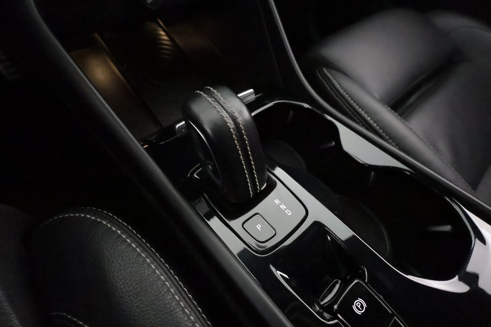 Volvo XC40 2018 D4 AWD R-Design First Edition aut ** 1-Om Suomi auto / Adapt.vakkari / Koukku / Pa-lisälämmitin / 360 kamera / Full LED / Nahkasisusta - 3,99 % KORKOTARJOUS TÄHÄN AUTOON - Digimittari / Navi / 2x renkaat 