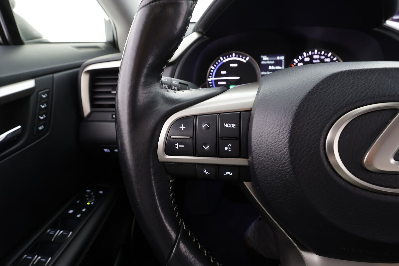 Lexus RX 2017 450h Hybrid 4WD A Executive * ACC / LED / P.Kamera / Ilmastoitu Muistipenkki / Navi / Kaistavahti / Keyless * - Kahdet renkaat